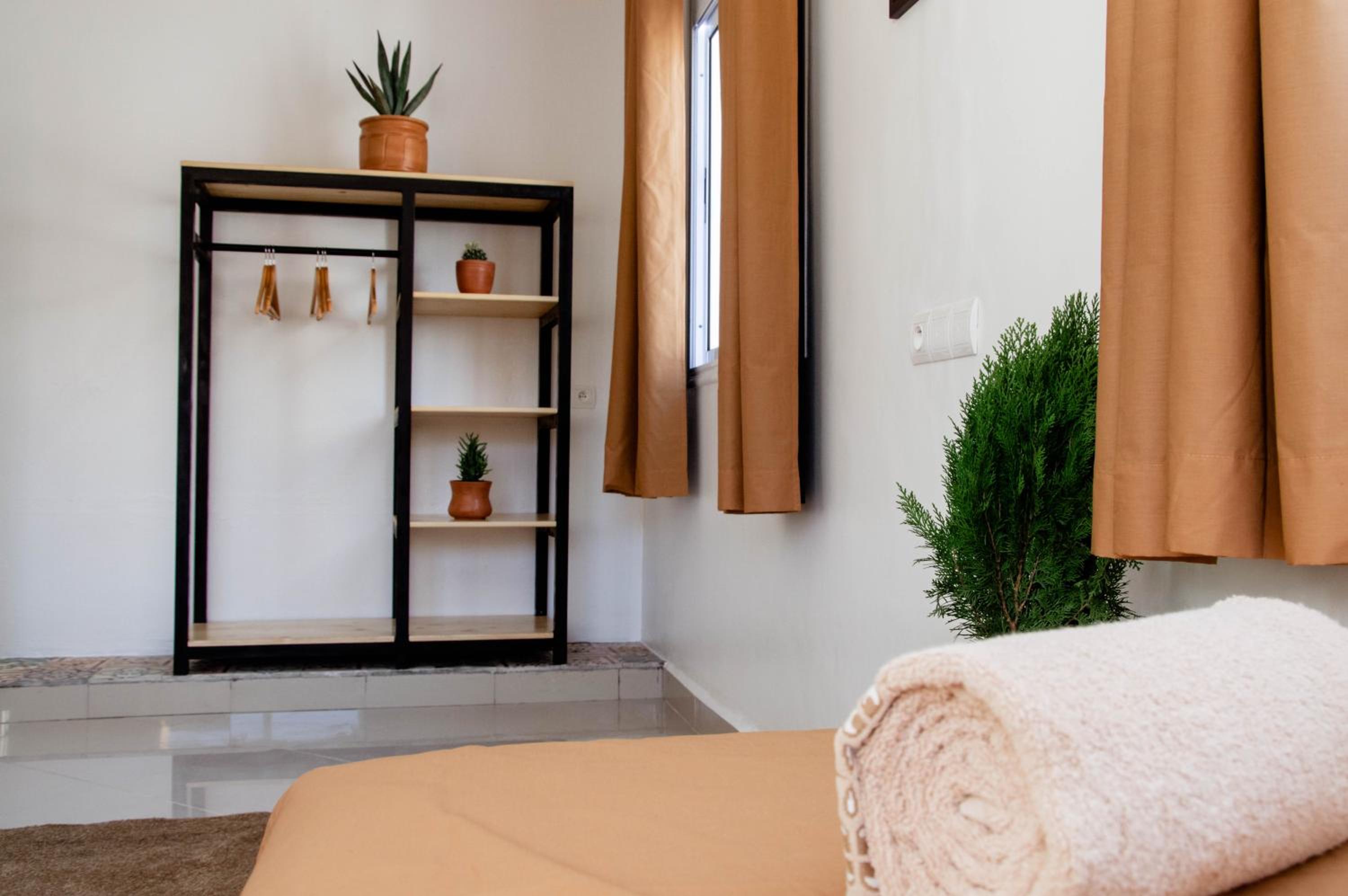 Double Room with Private Bathroom - Photo 7