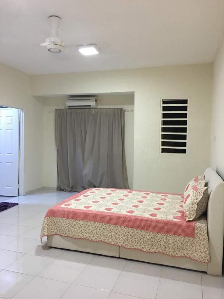 Four-Bedroom House photo 2