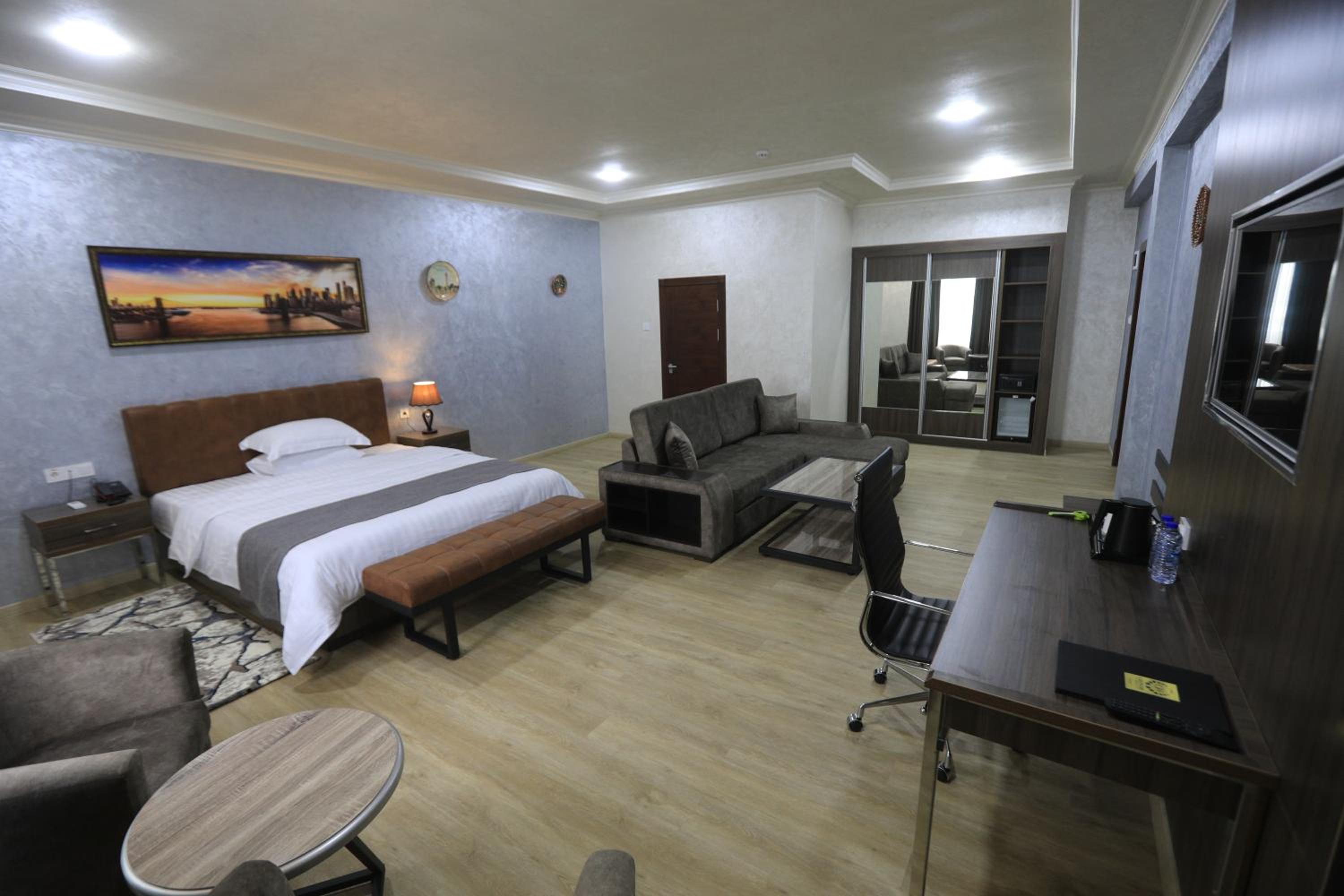 Deluxe King Suite photo 2