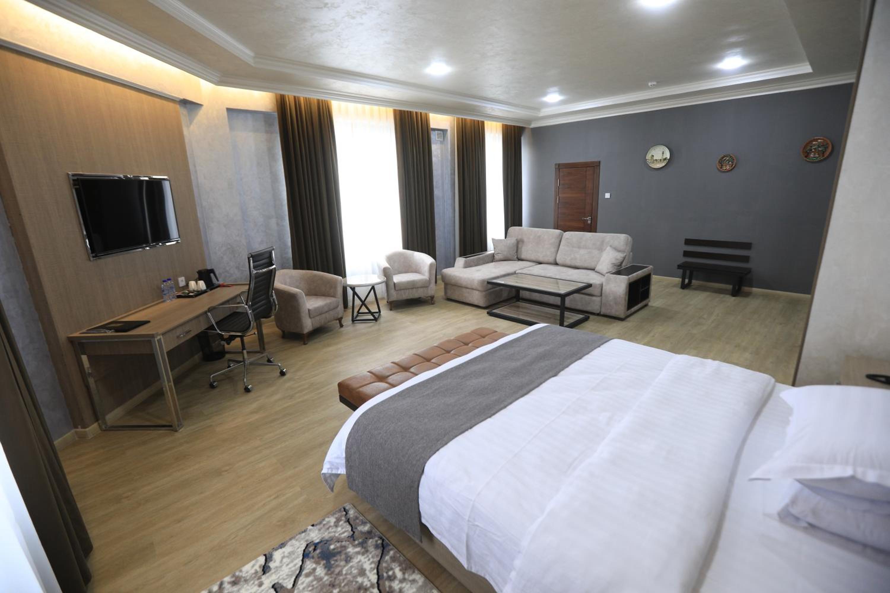 Deluxe King Suite photo 3