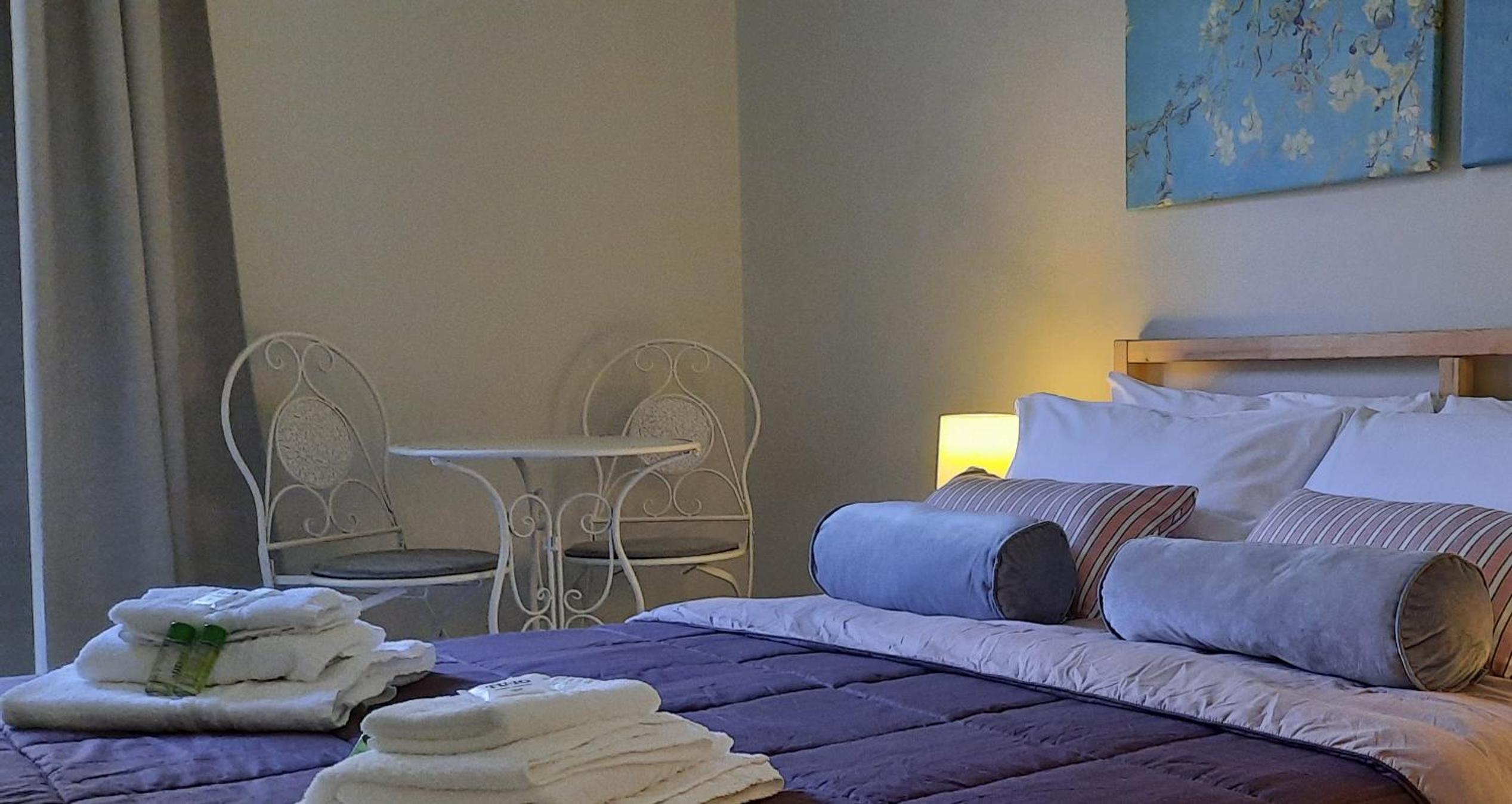 Deluxe Double Room with Balcony - Photo 12