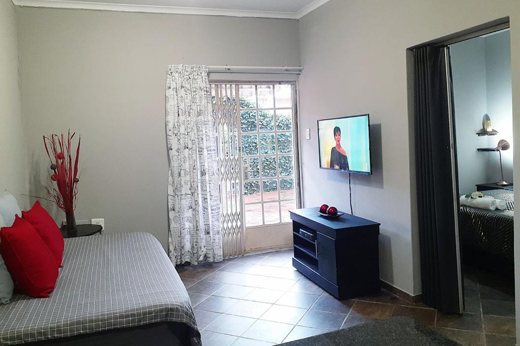 One-Bedroom Apartment - Photo 12