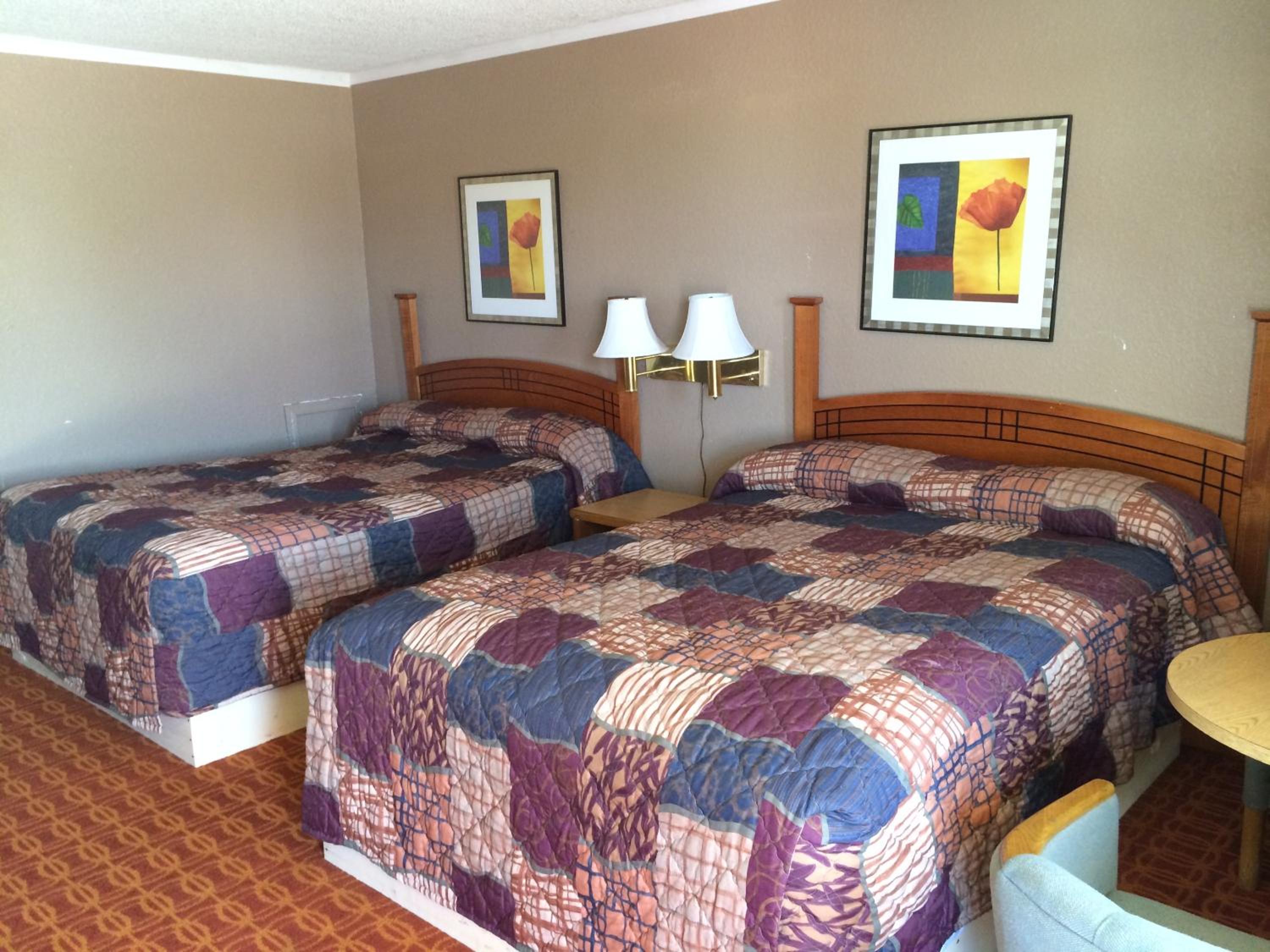 Queen Room with Two Queen Beds photo 1