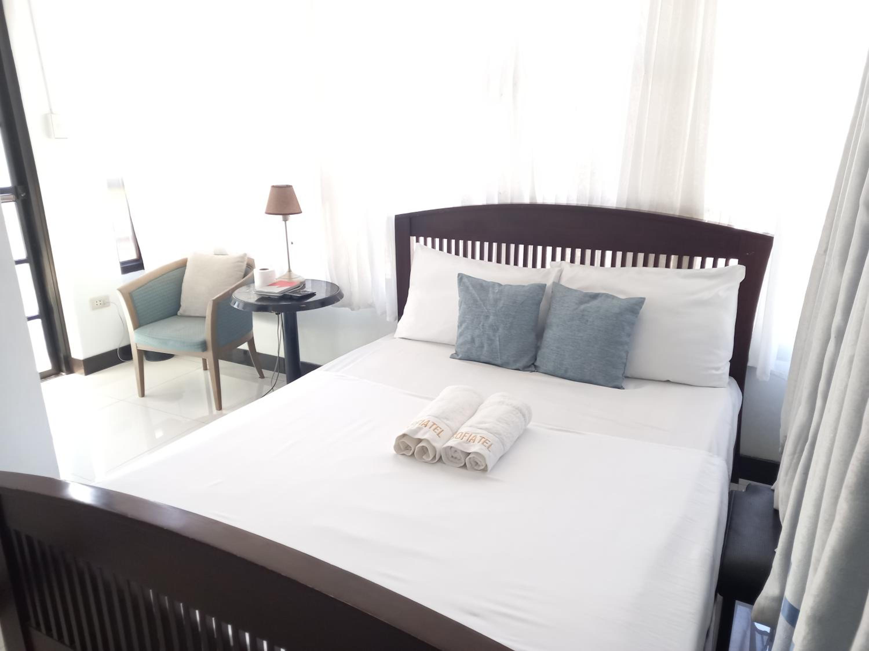 Double Room with Private Bathroom - Photo 11