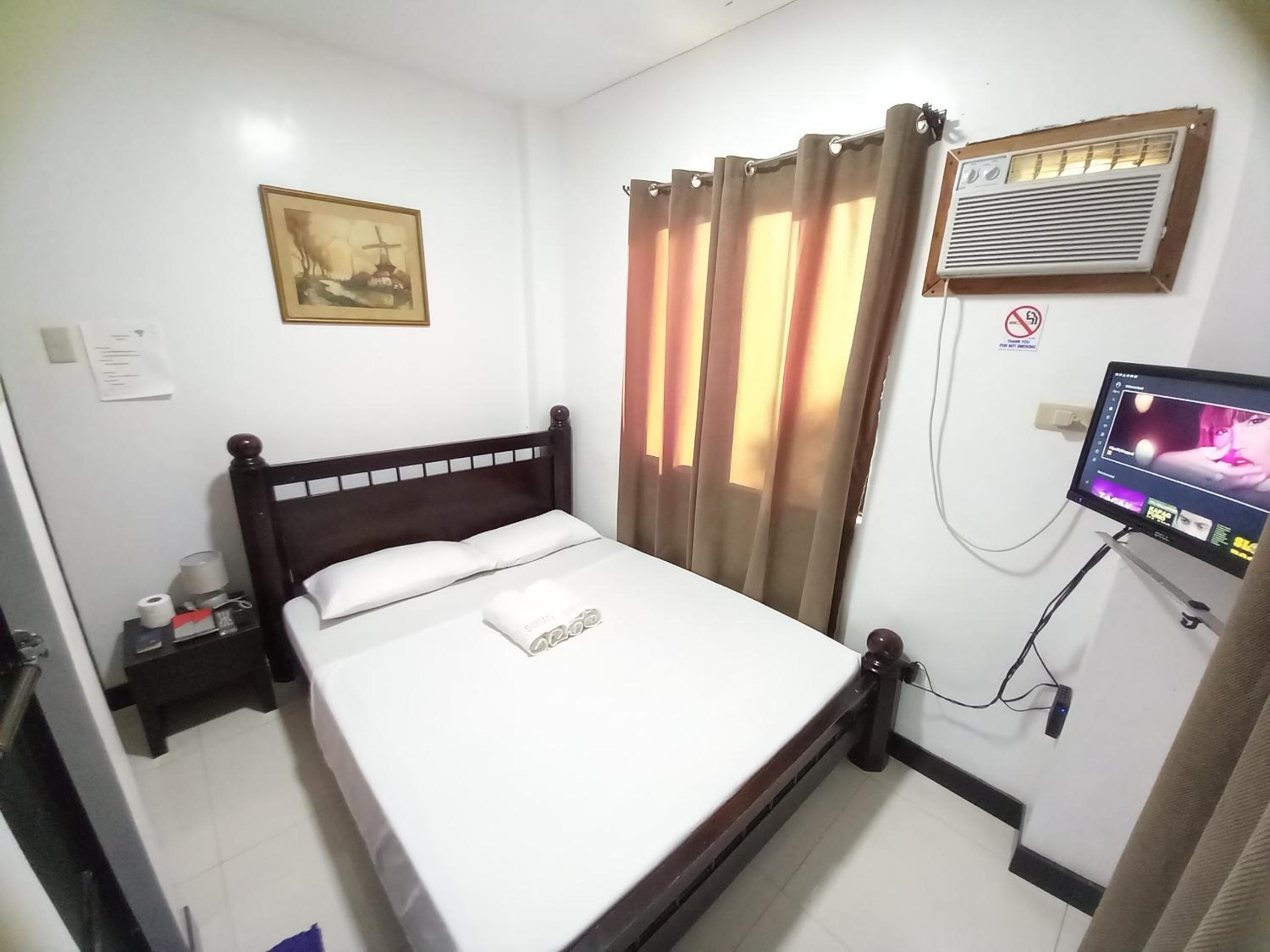 Double Room with Private Bathroom - Photo 12