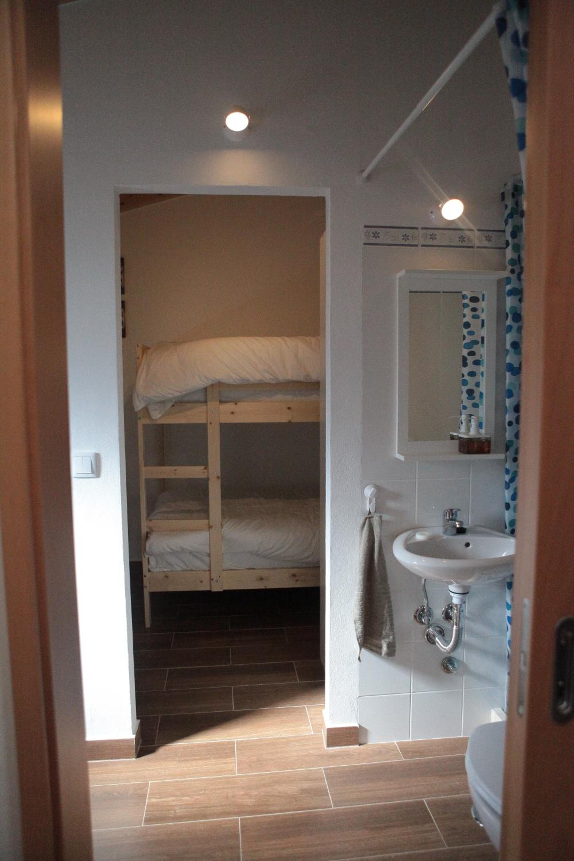 Double Room with Private Bathroom - Photo 9