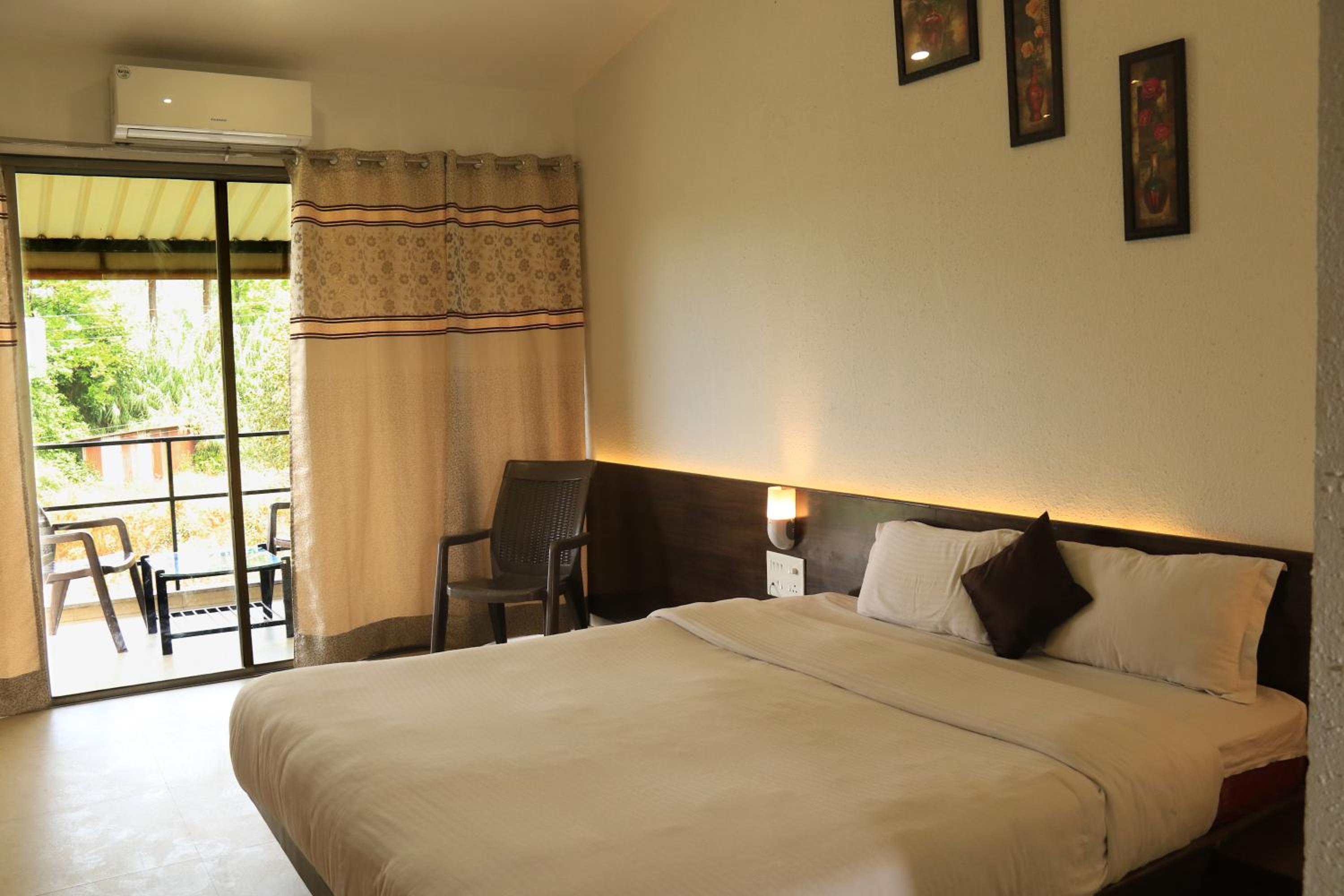 Deluxe Double Room with Balcony photo 2