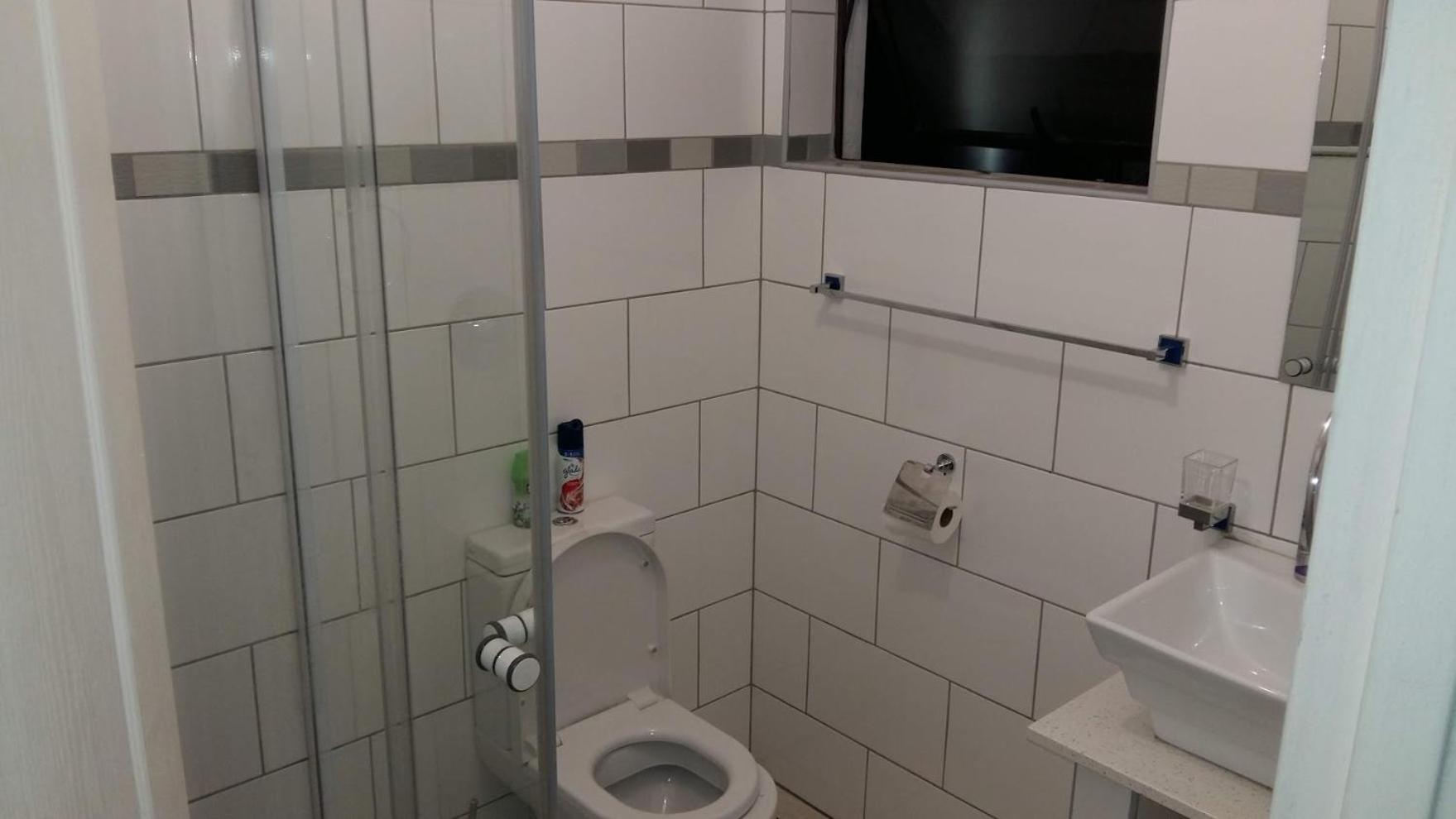 Family Room with Shared Bathroom photo 3