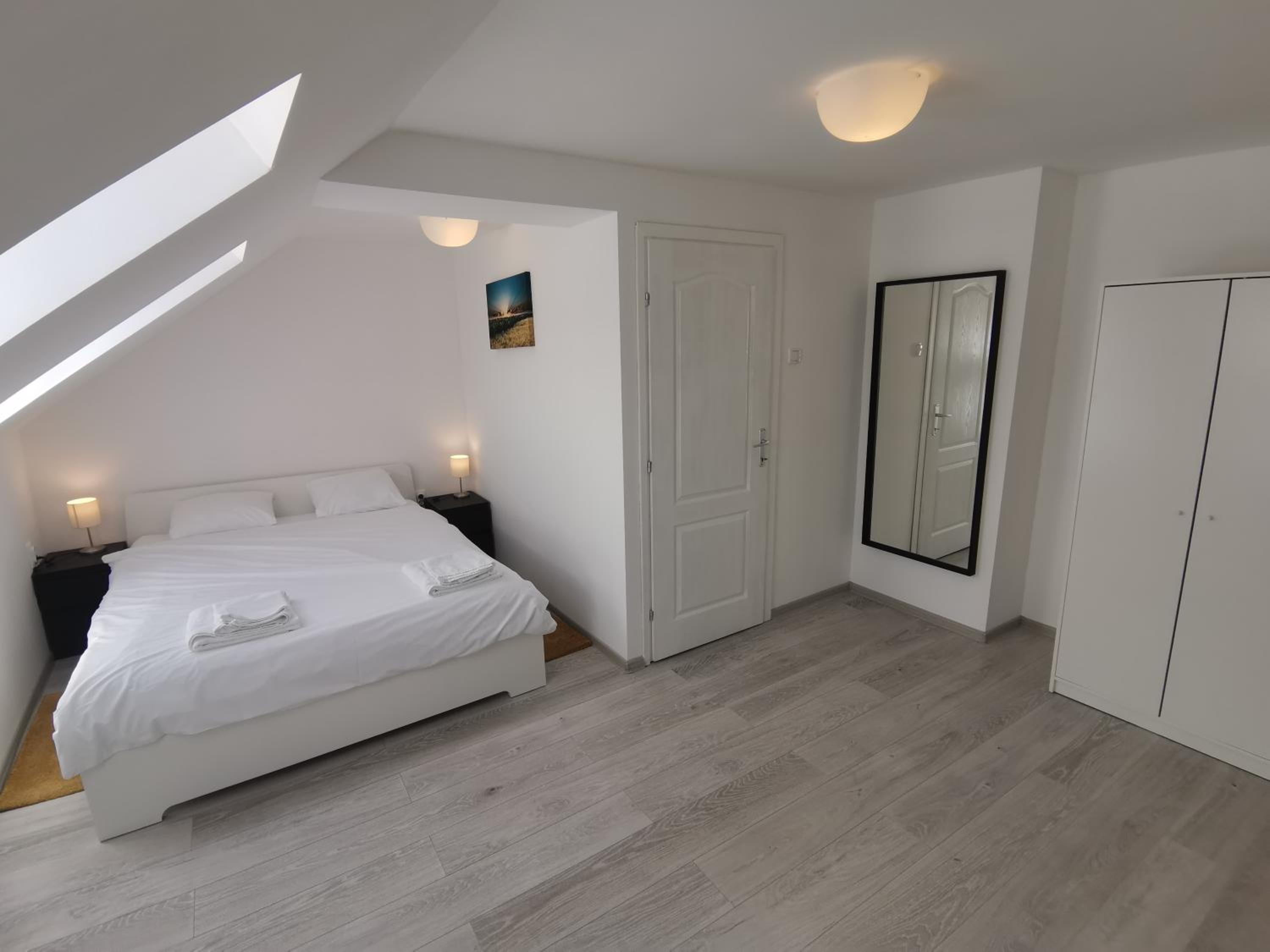 One-Bedroom Apartment - Photo 2