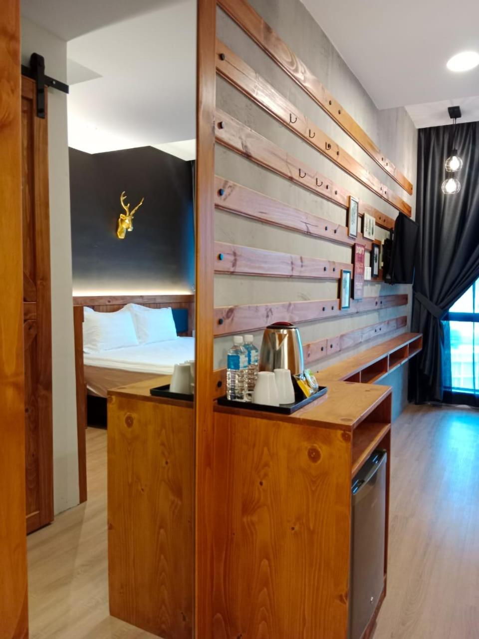 Deluxe King Room - Photo 9