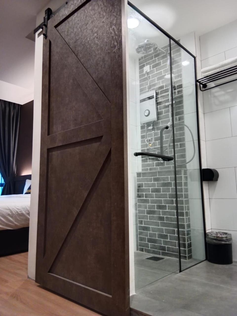 Deluxe King Room - Photo 7
