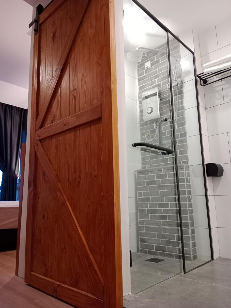 Deluxe King Room - Photo 10