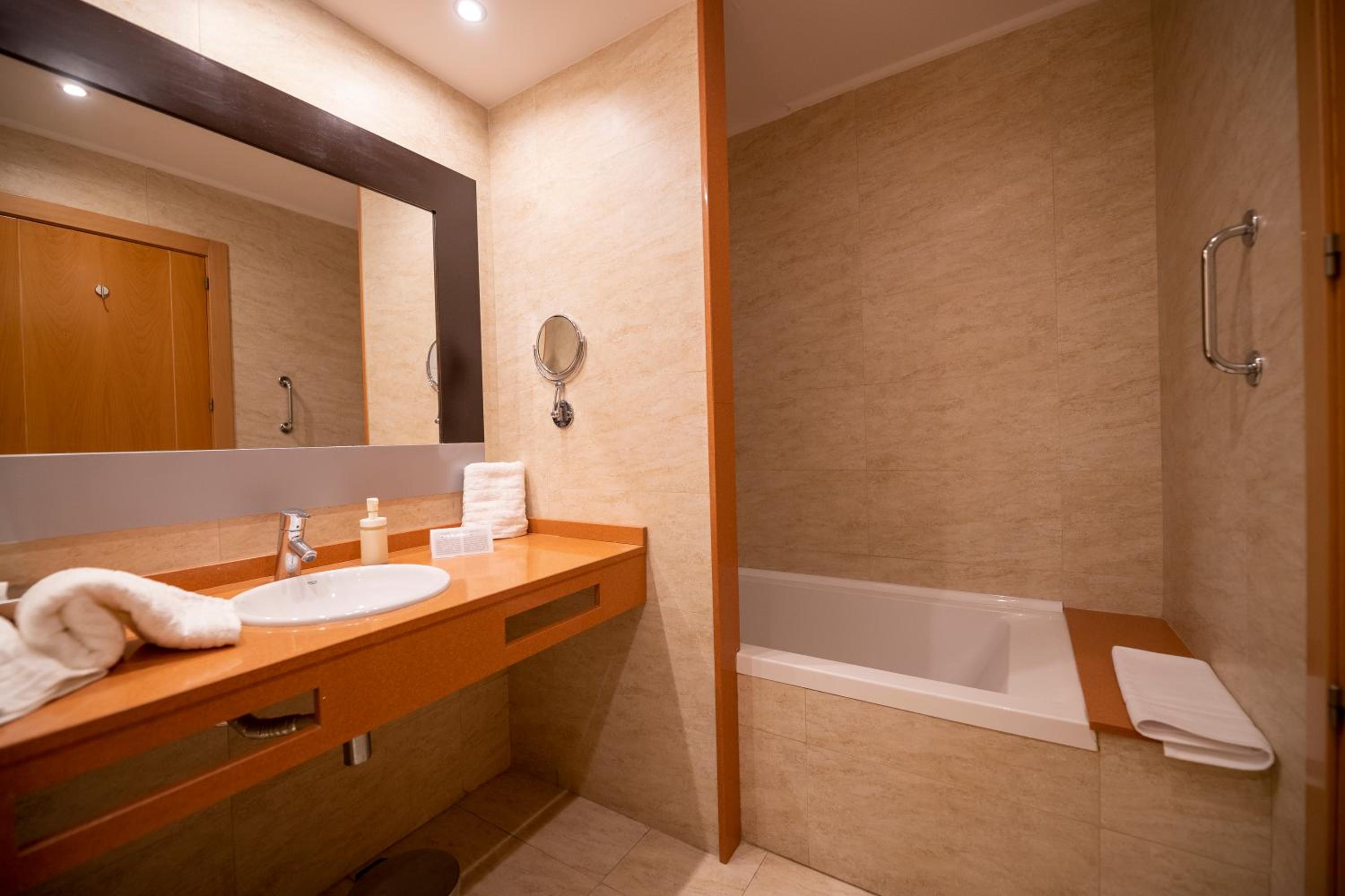 Standard Twin Room - Photo 4