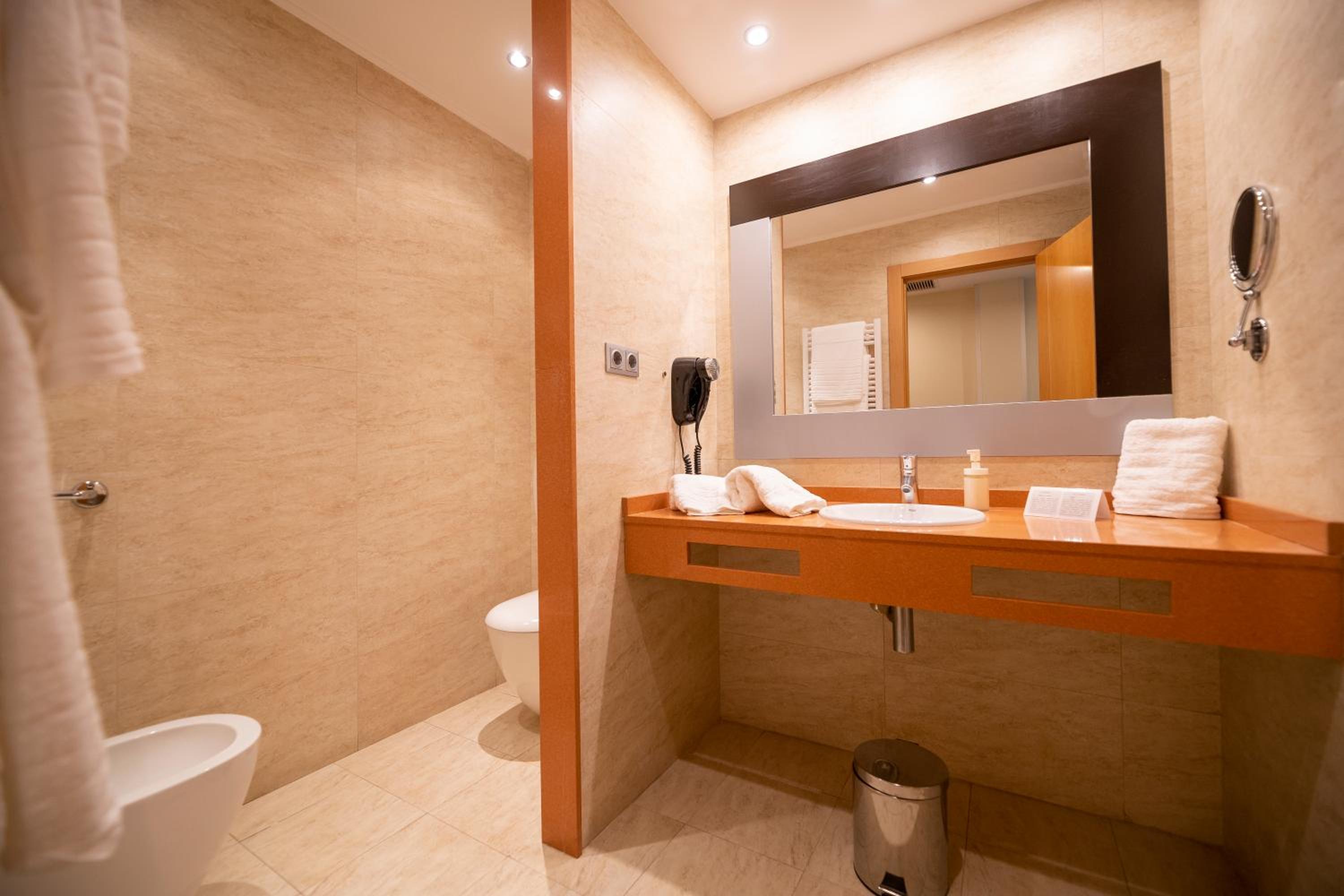 Standard Twin Room - Photo 2