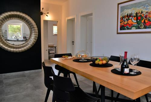 Five-Bedroom House photo 3