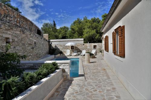 Five-Bedroom House photo 1