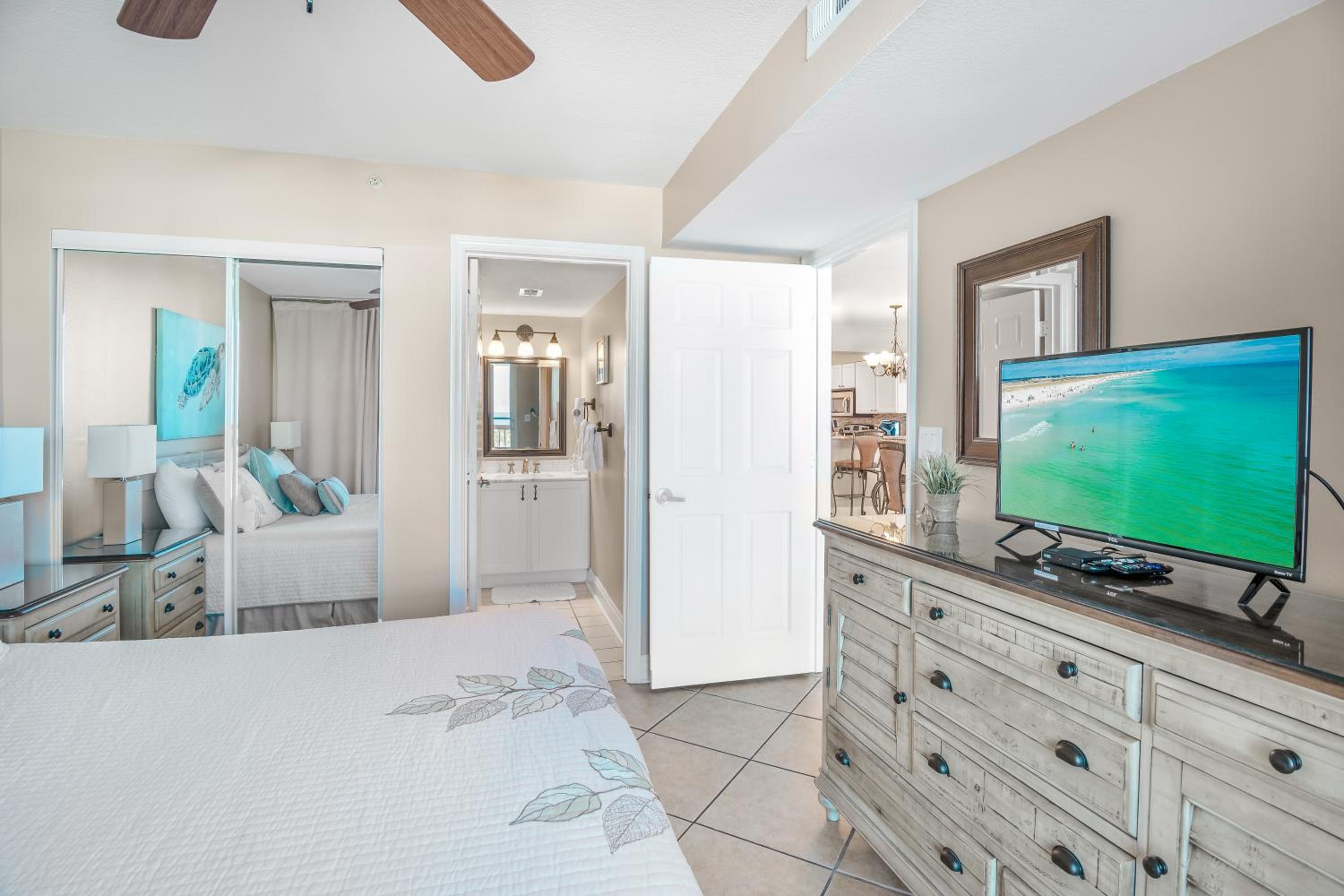 Two-Bedroom Apartment with Balcony and Sea View photo 2