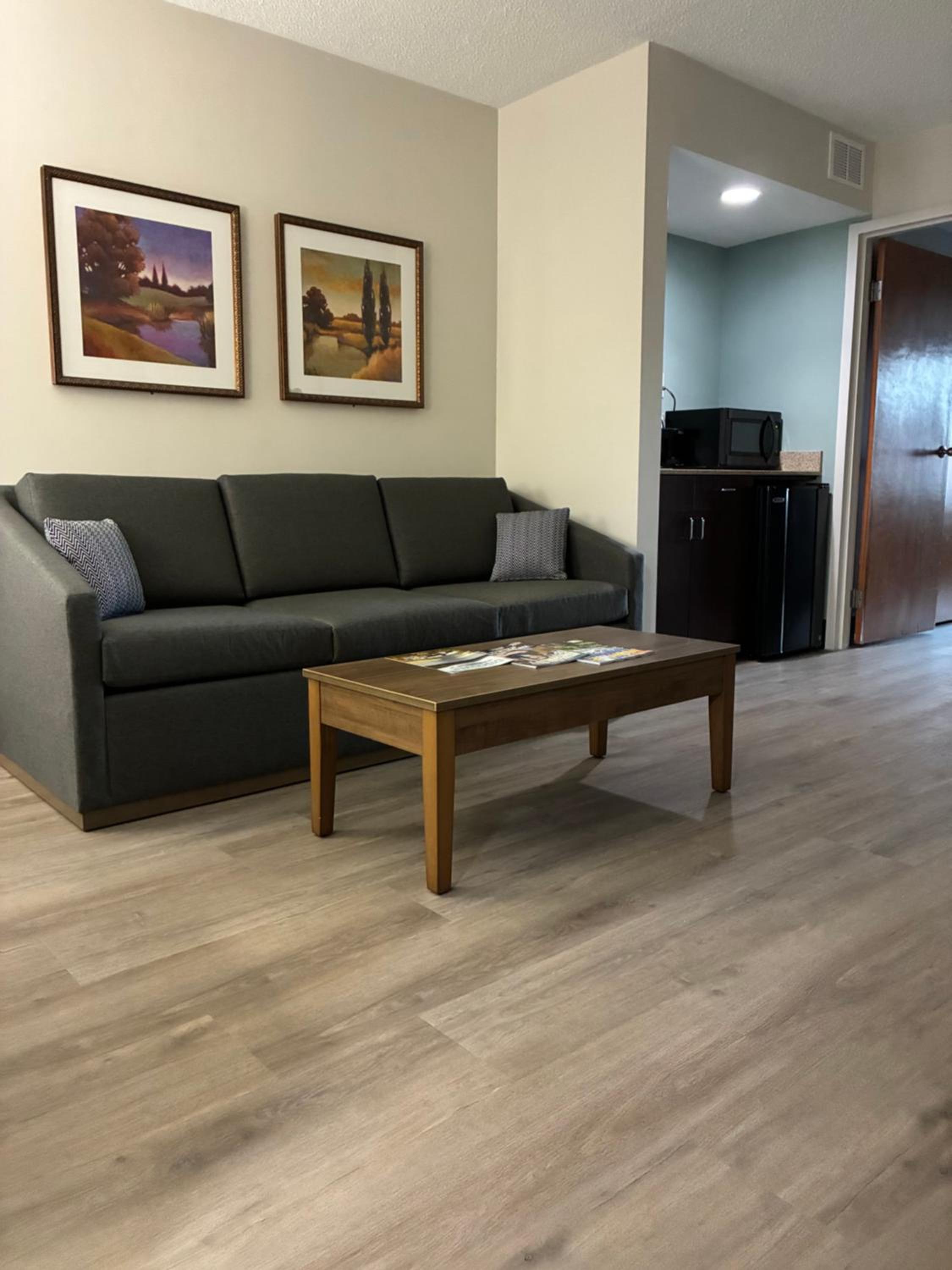 Deluxe Queen Suite