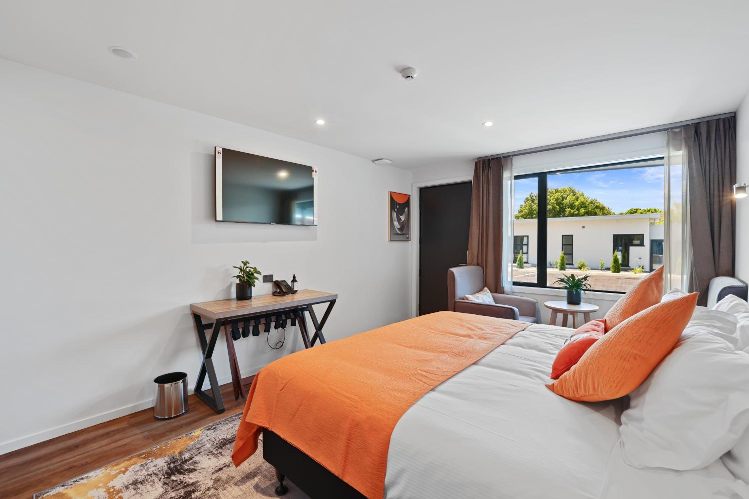 Deluxe King Room - Photo 2