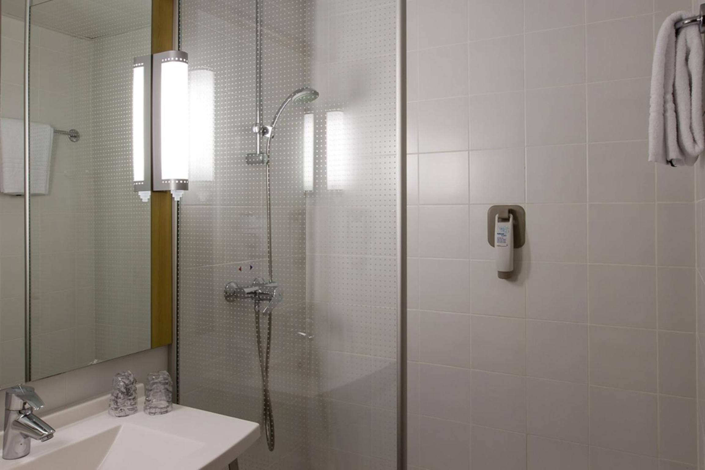 Standard Double Room - Non-Smoking - Photo 6
