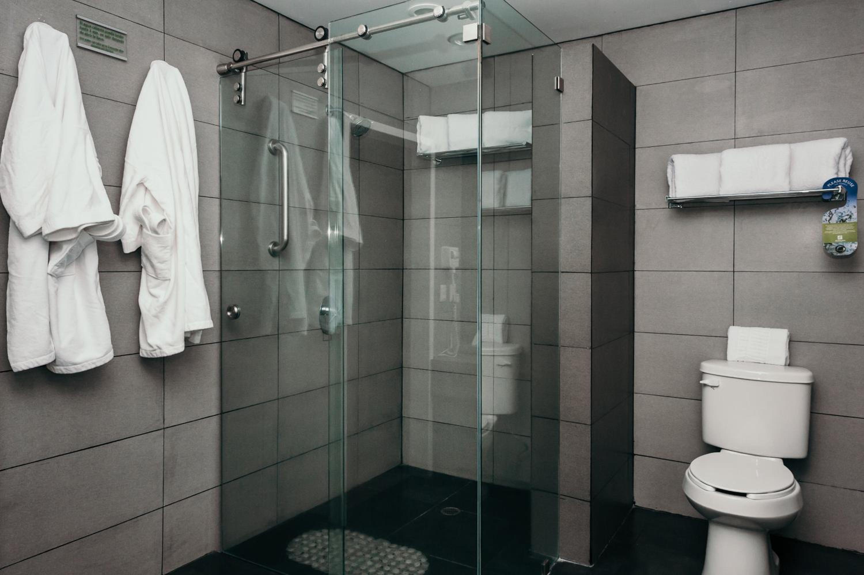Two-Bedroom Suite with One Queen and Two Double Beds - Non-Smoking - Photo 7