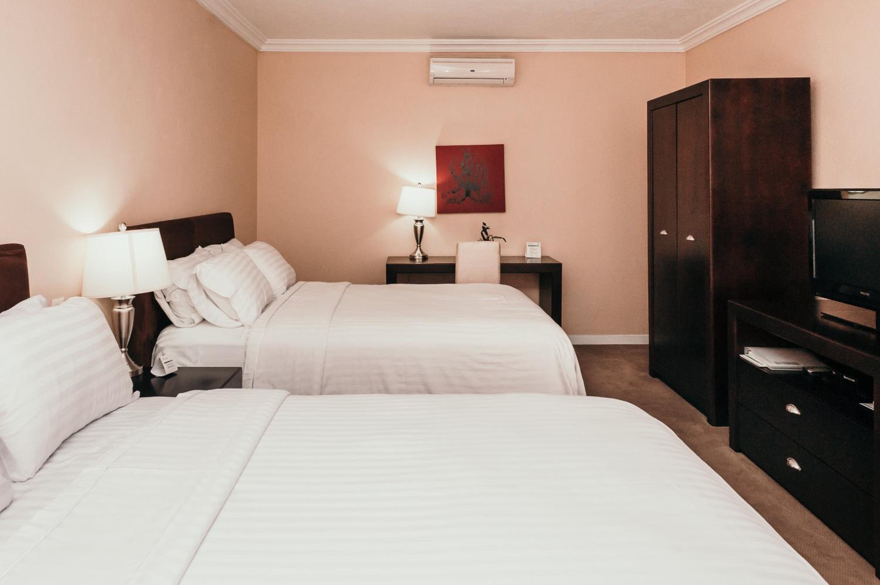 Two-Bedroom Suite with One Queen and Two Double Beds - Non-Smoking - Photo 11