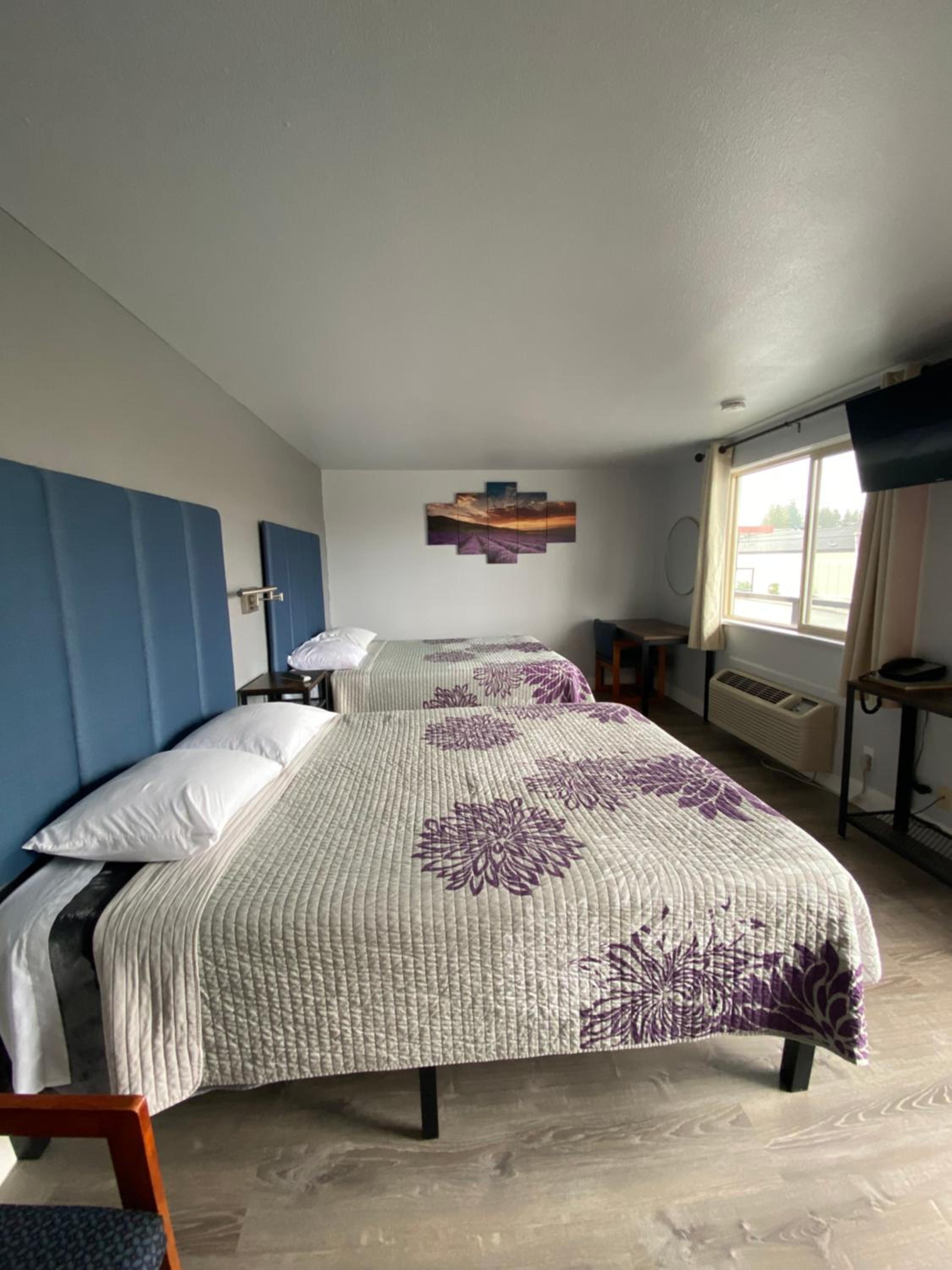 Queen Room with Two Queen Beds - Non-Smoking photo 3