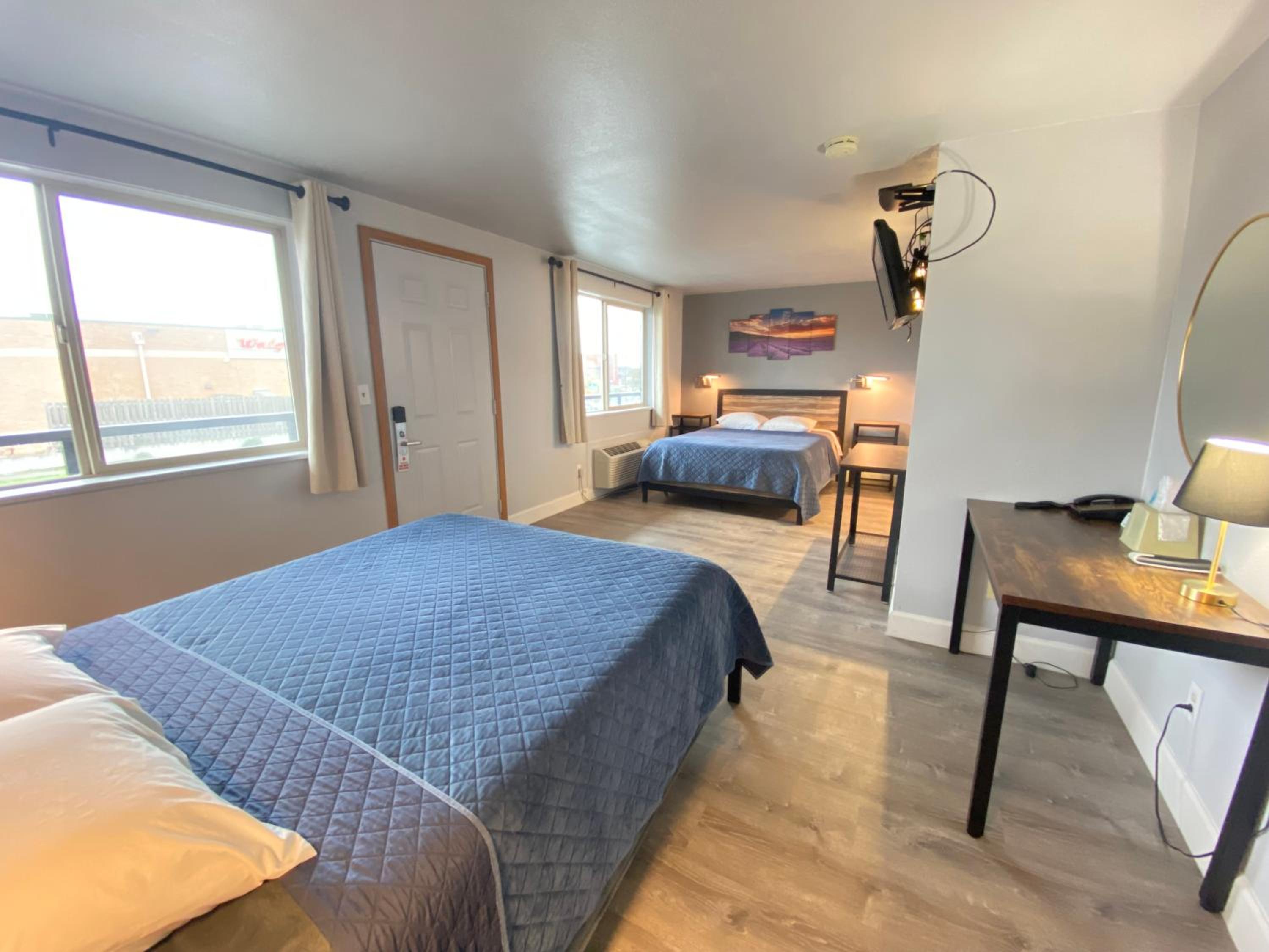 Queen Room with Two Queen Beds - Non-Smoking photo 2