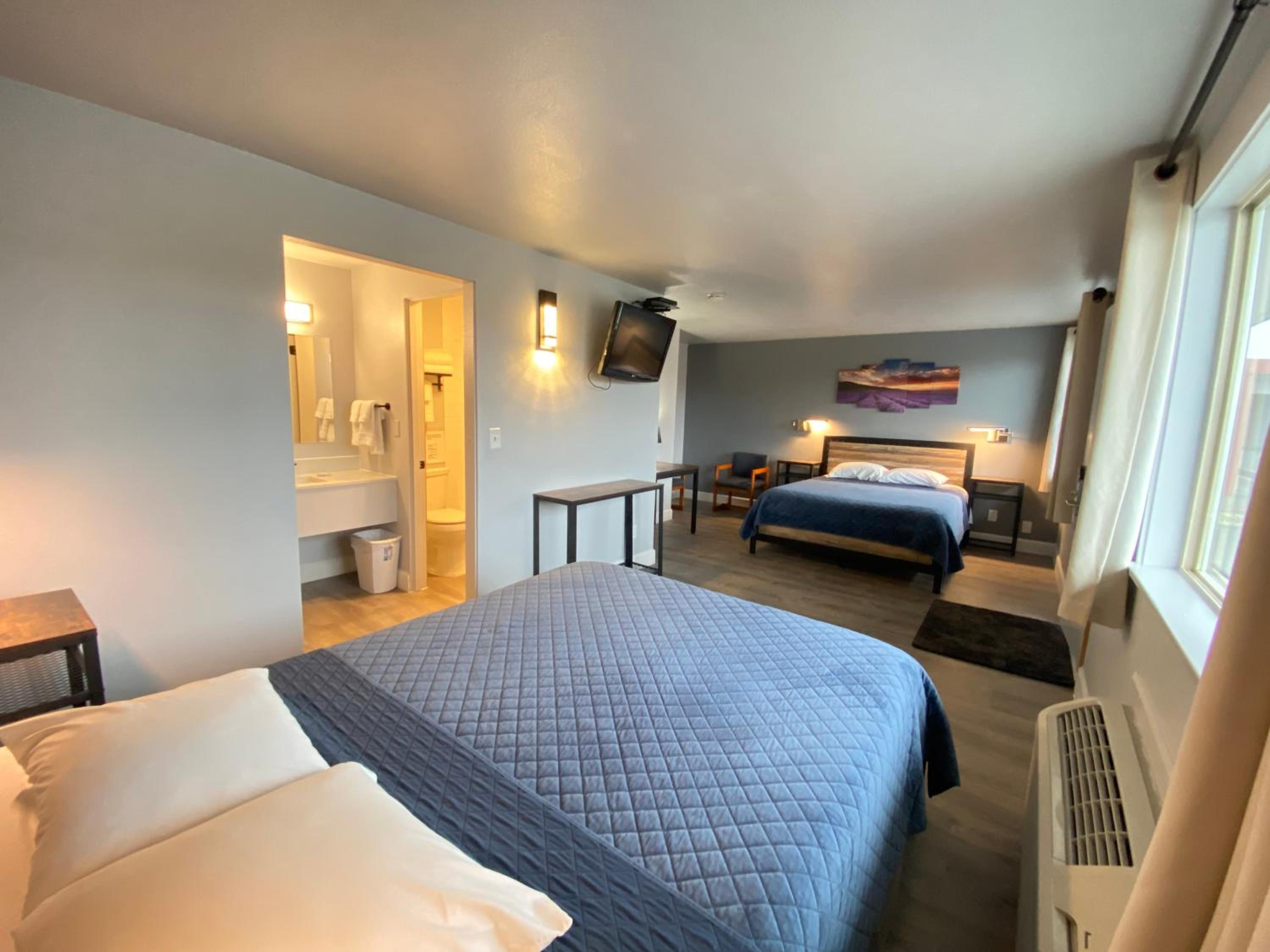 Queen Room with Two Queen Beds - Non-Smoking photo 1