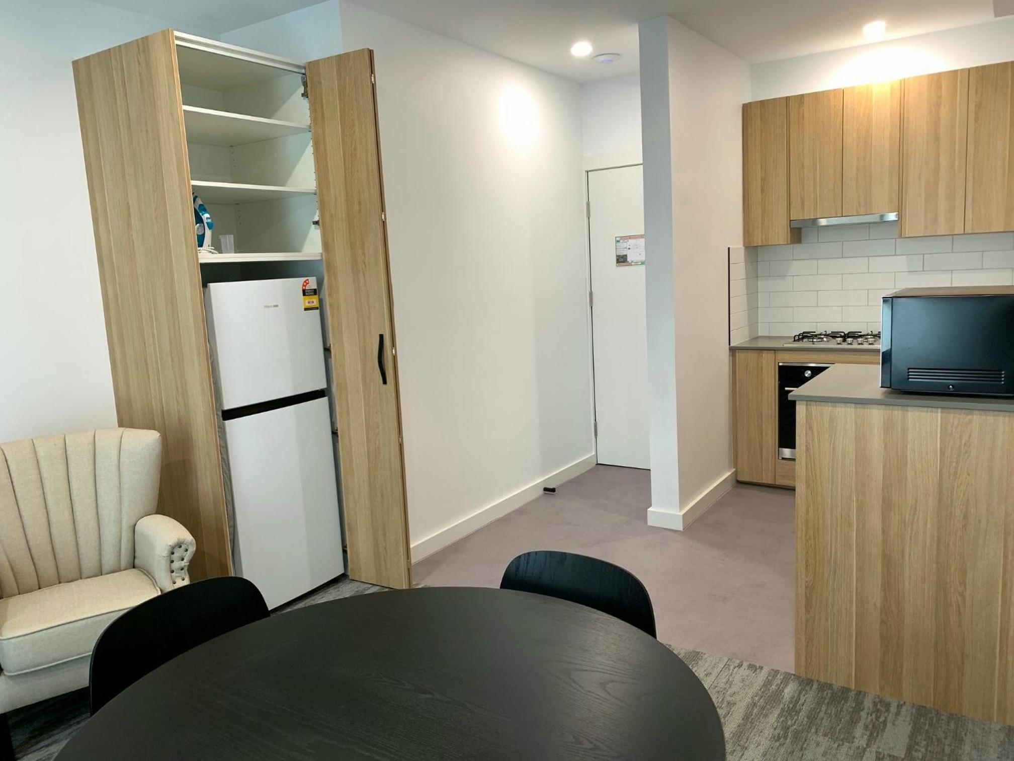 Deluxe 2B Apartment - Non Pet Friendly - Photo 4