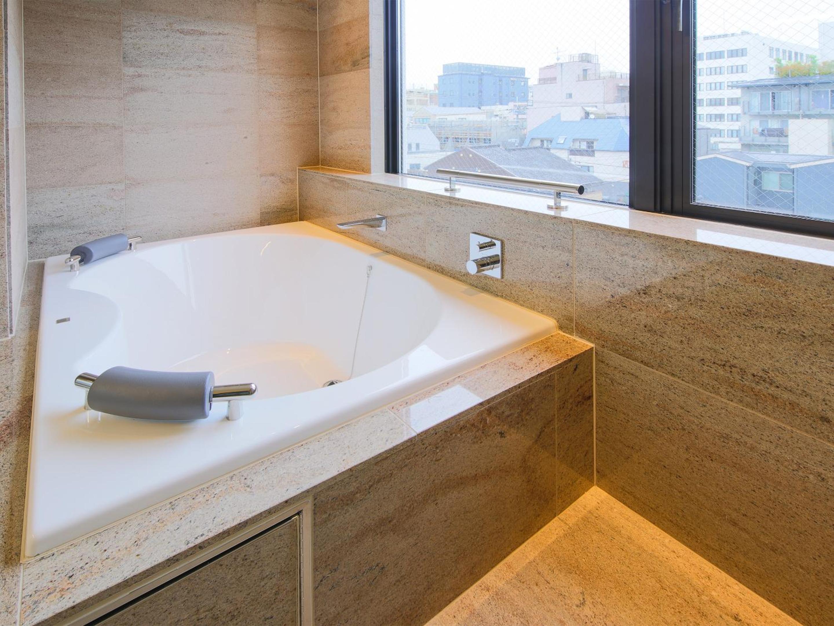 Deluxe King Room - Photo 7