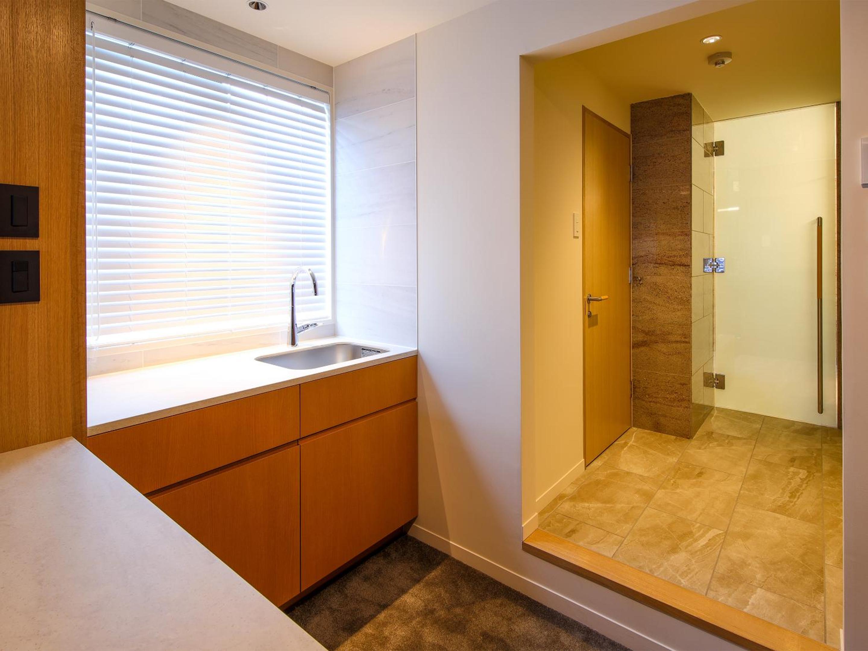 Deluxe King Room - Photo 5