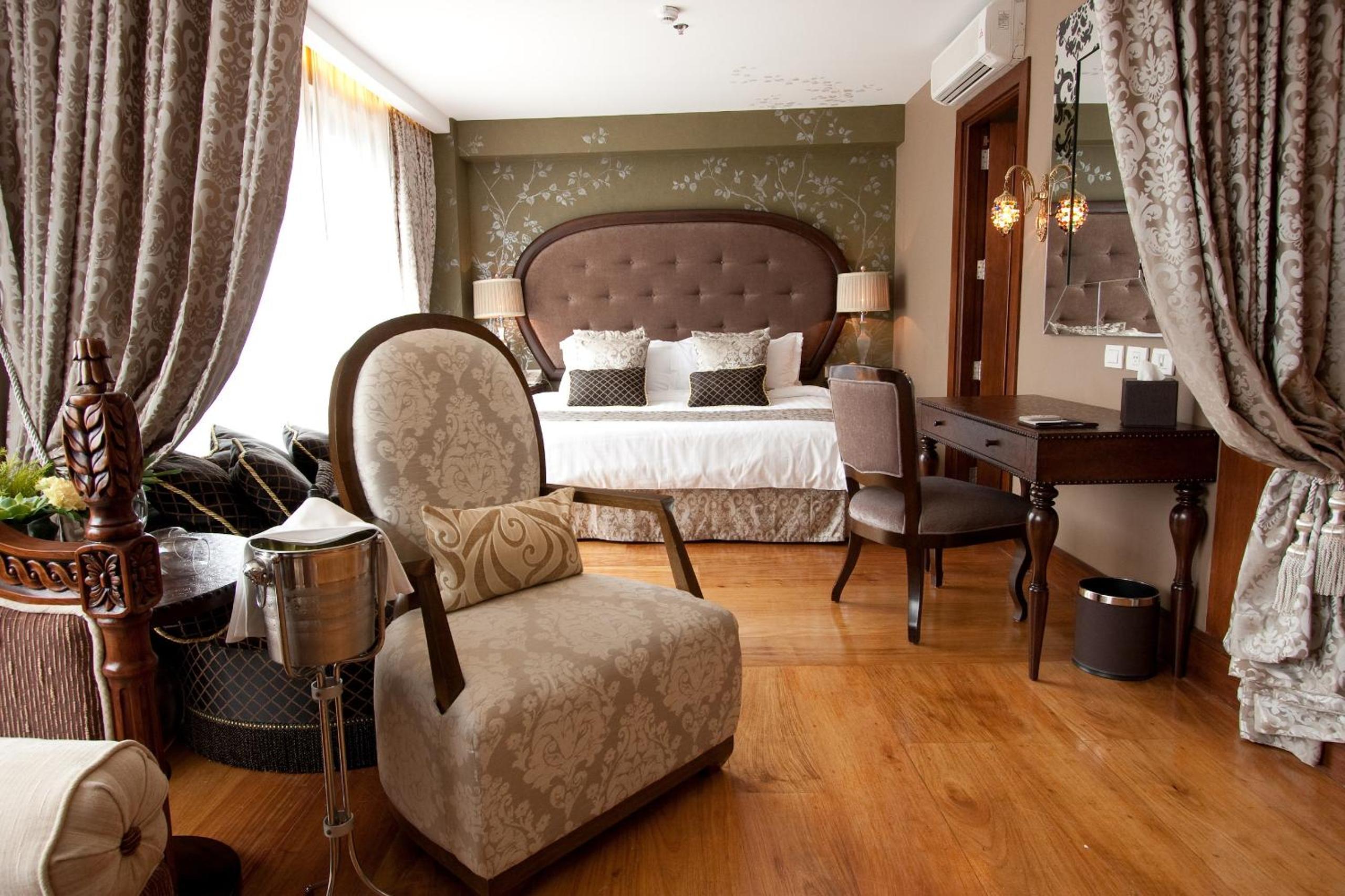 Suite - Photo 1