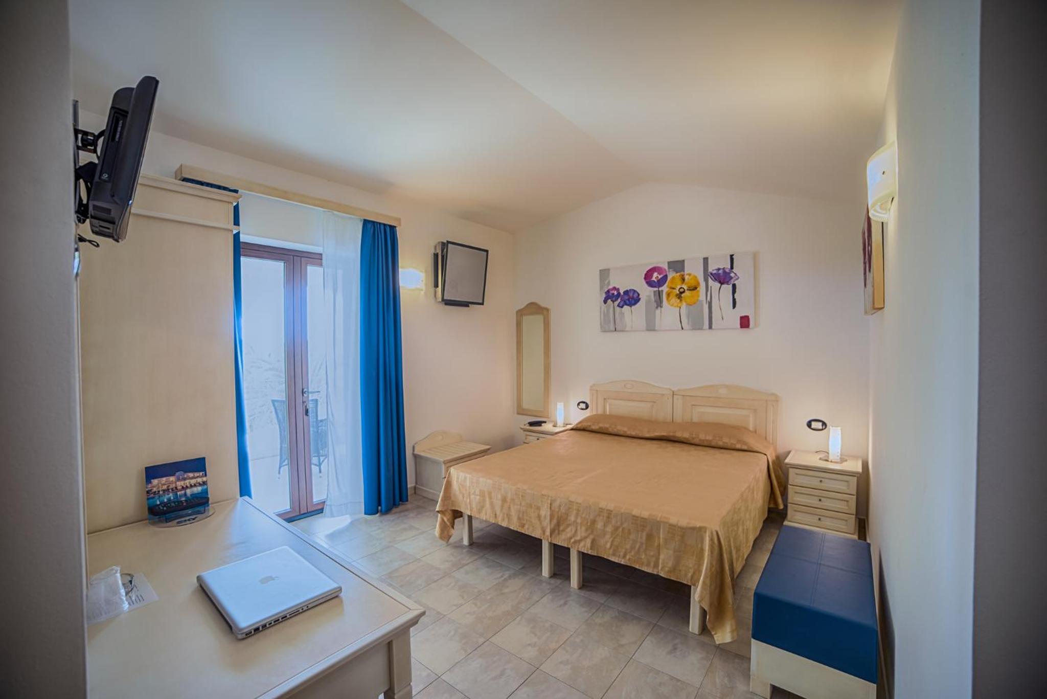 Classic Double Room with Sea View - Photo 3