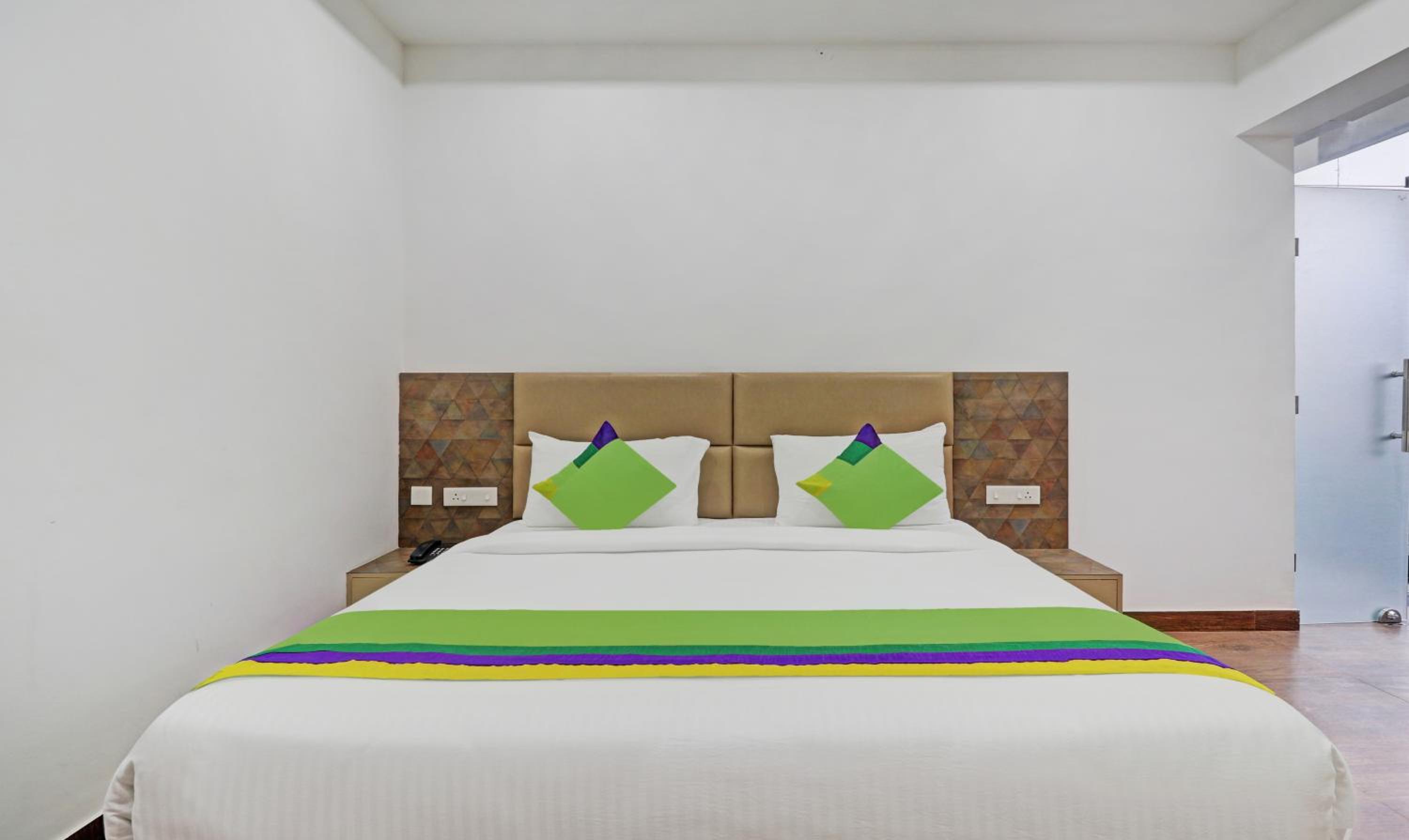 Deluxe Room with Balcony - Photo 9