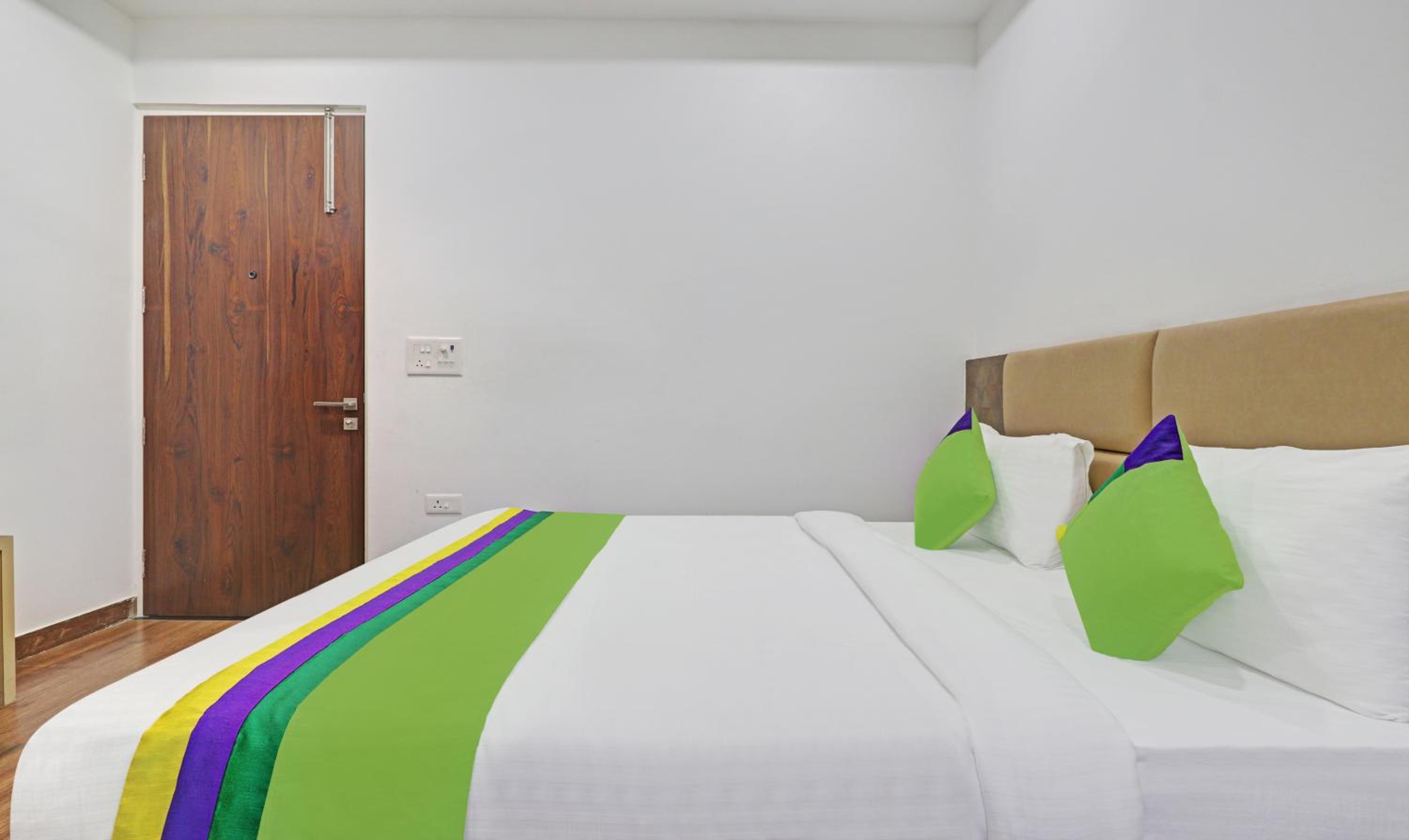 Deluxe Room with Balcony - Photo 8