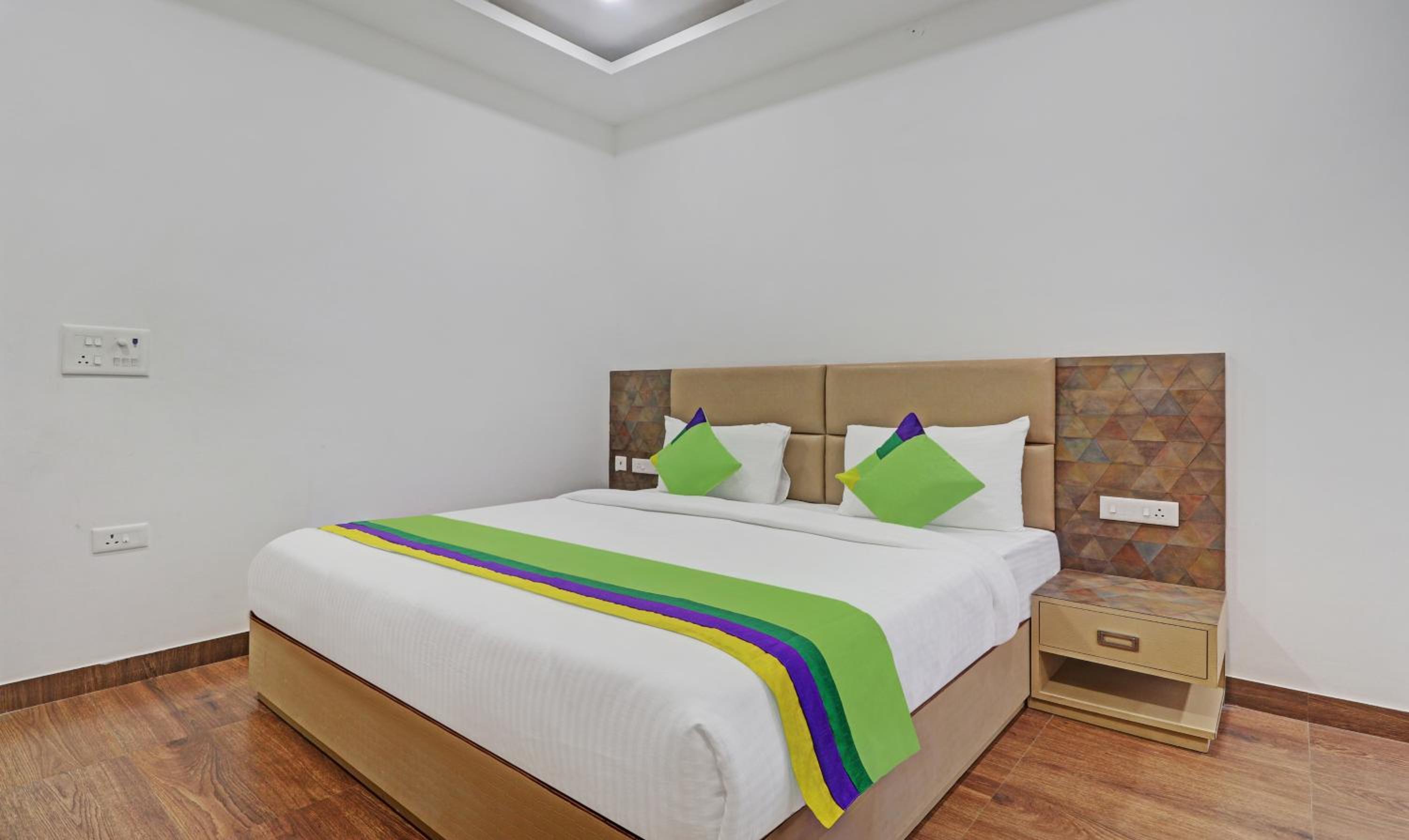 Deluxe Room with Balcony - Photo 7