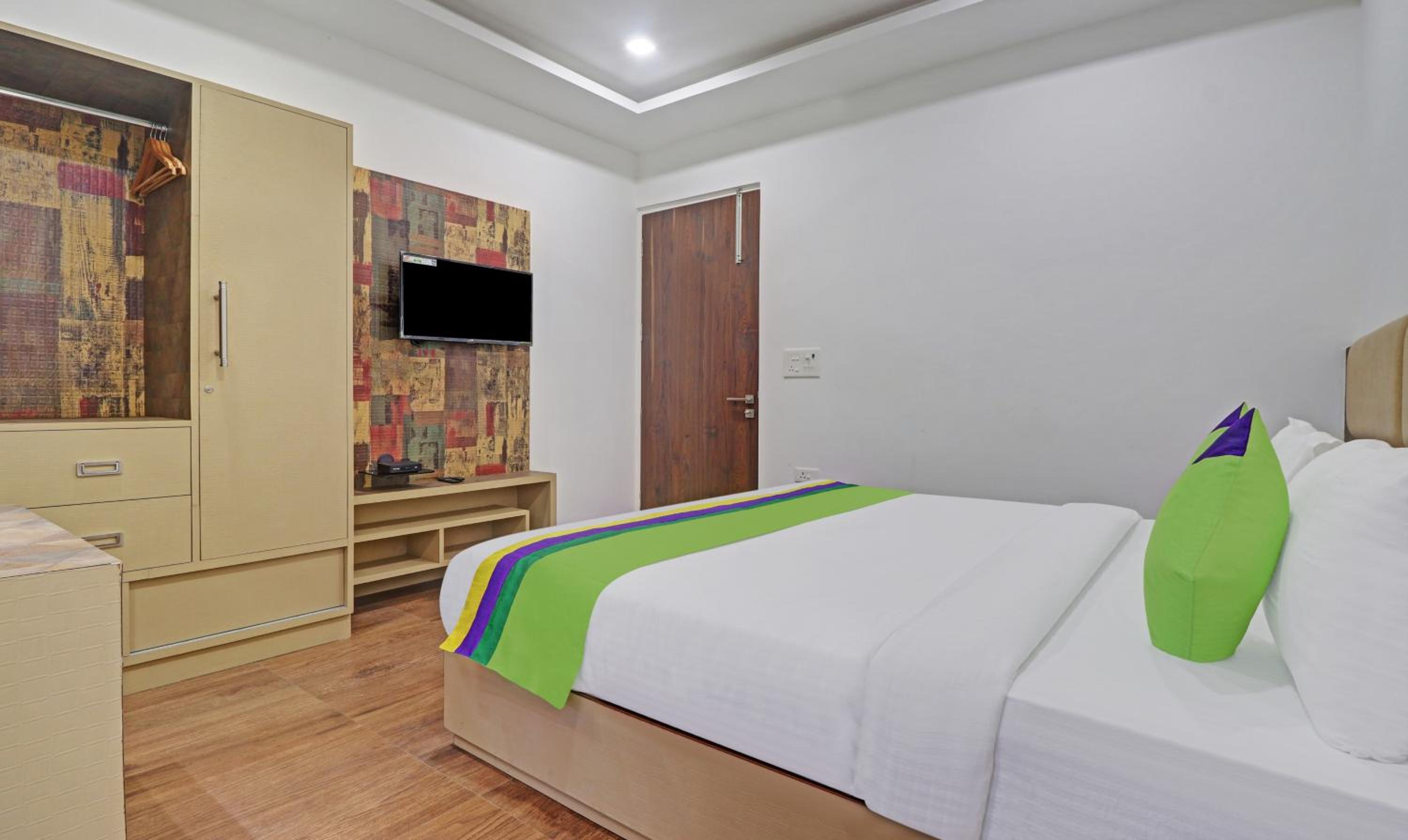 Deluxe Room with Balcony - Photo 5