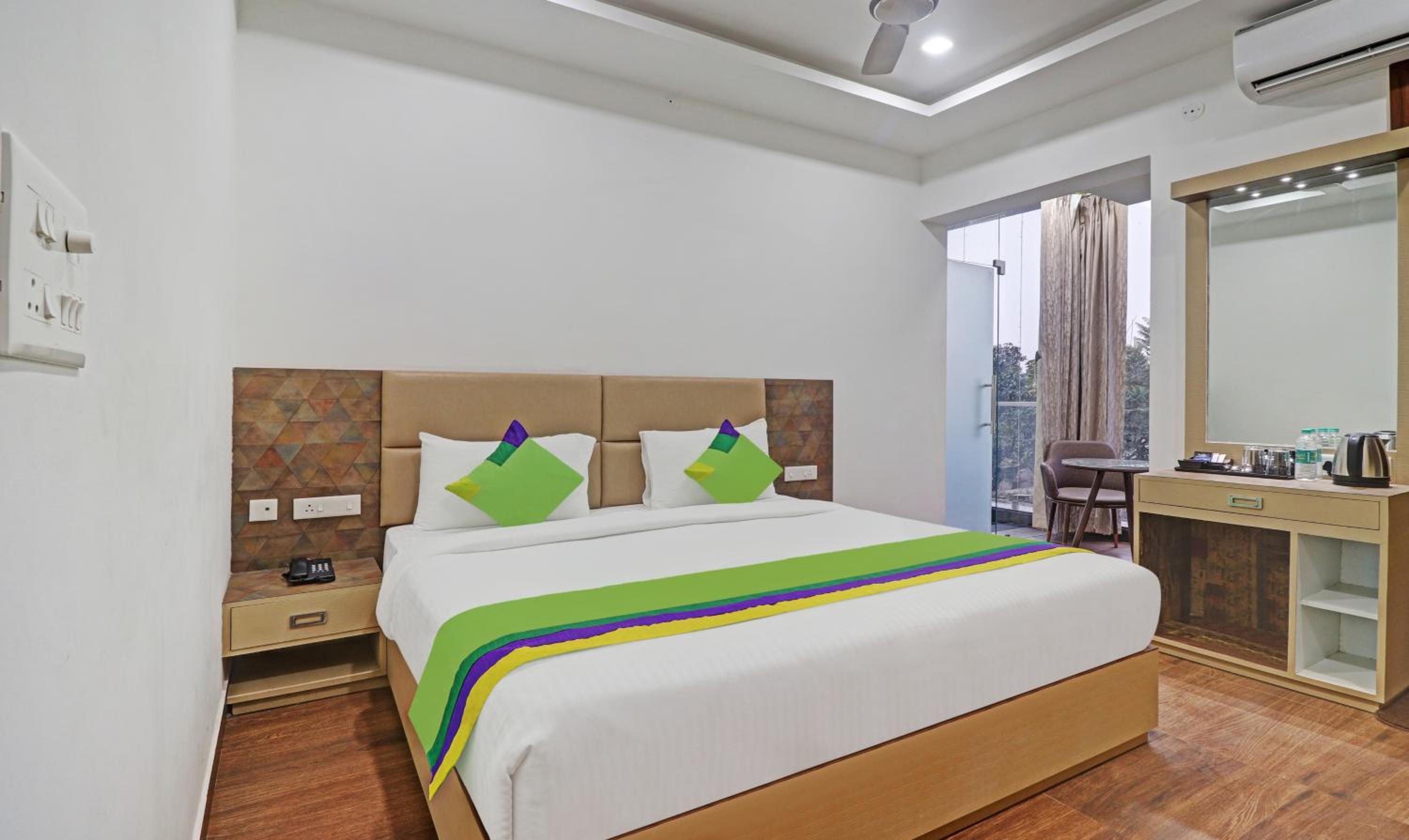Deluxe Room with Balcony - Photo 4