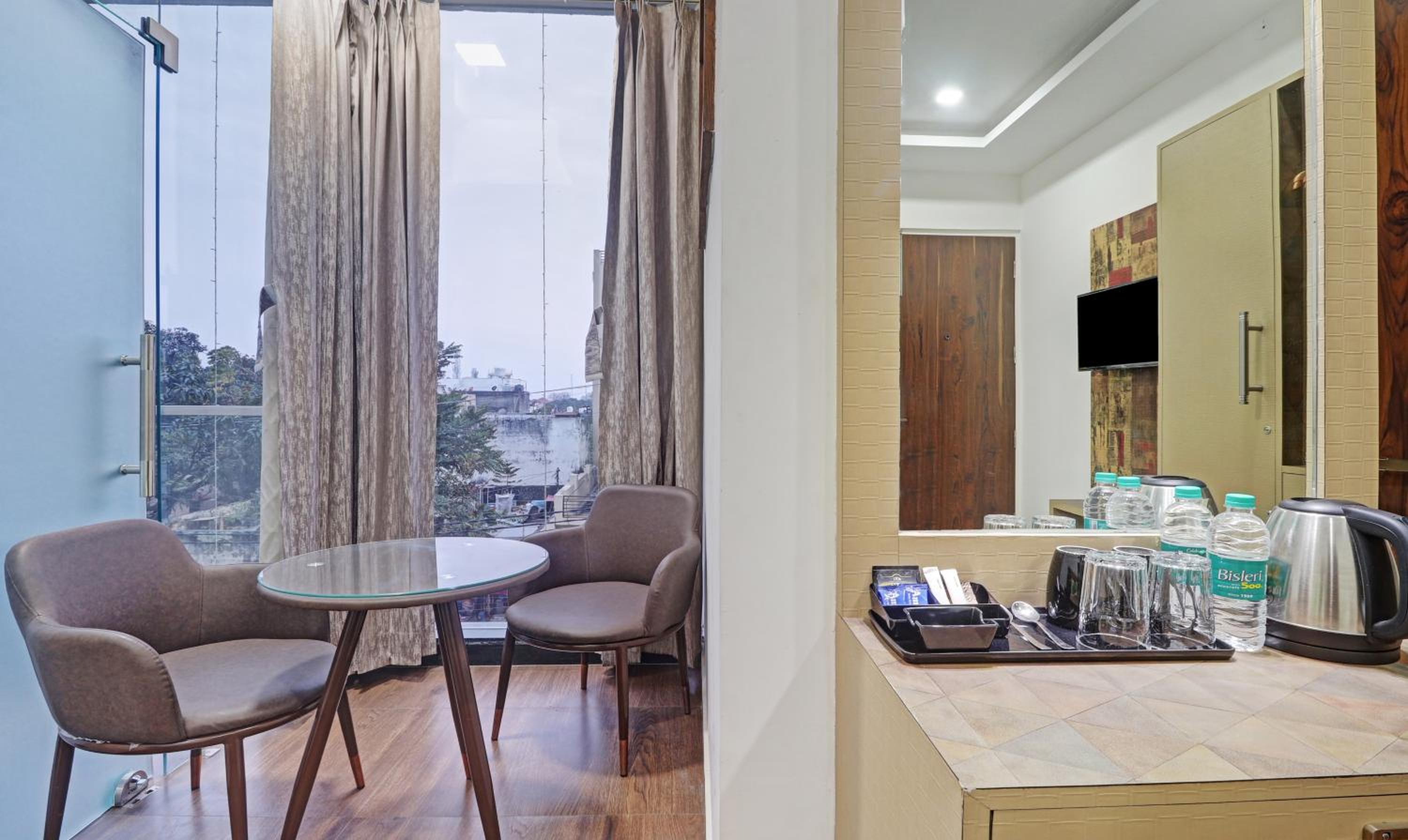Deluxe Room with Balcony - Photo 3