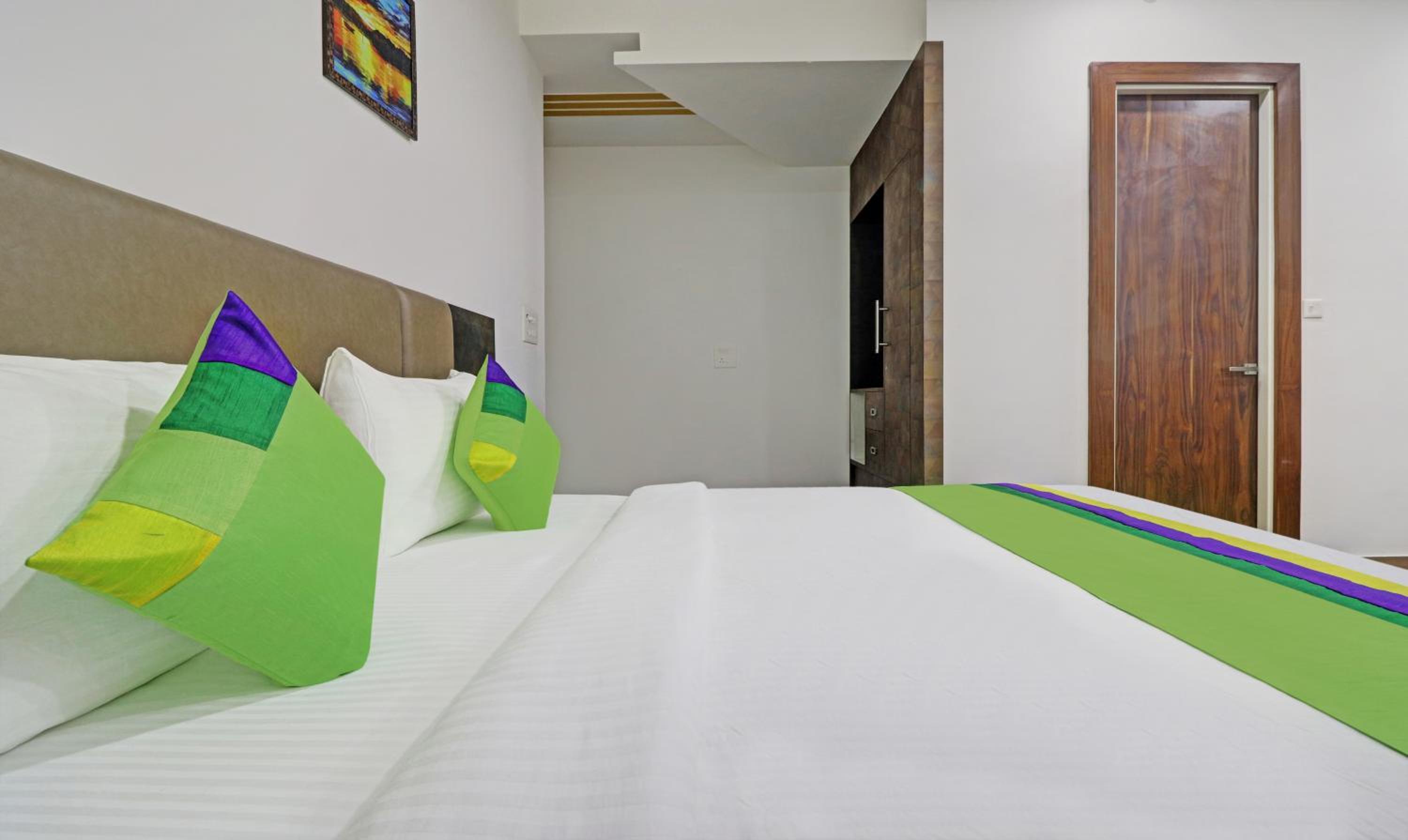 Superior Room with Balcony - Photo 4