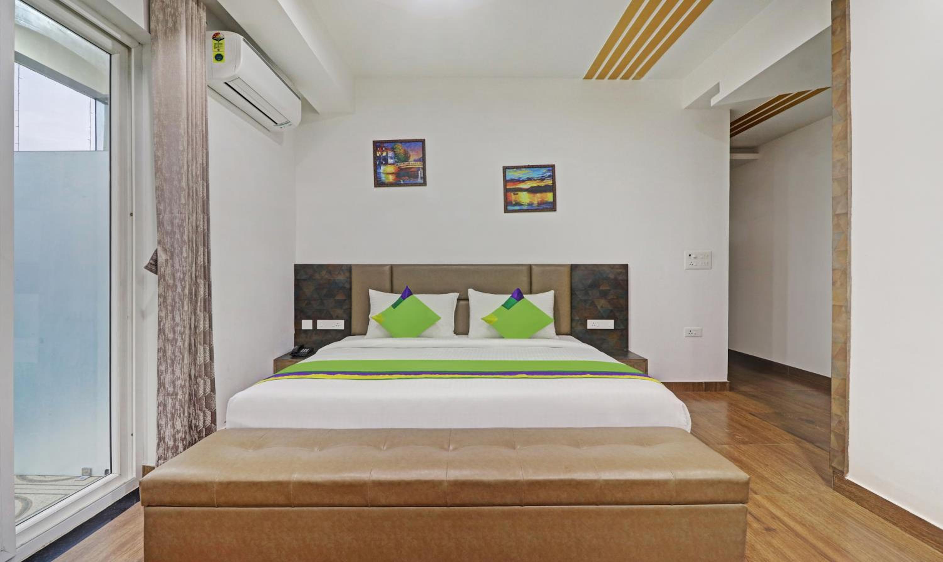 Superior Room with Balcony - Photo 8