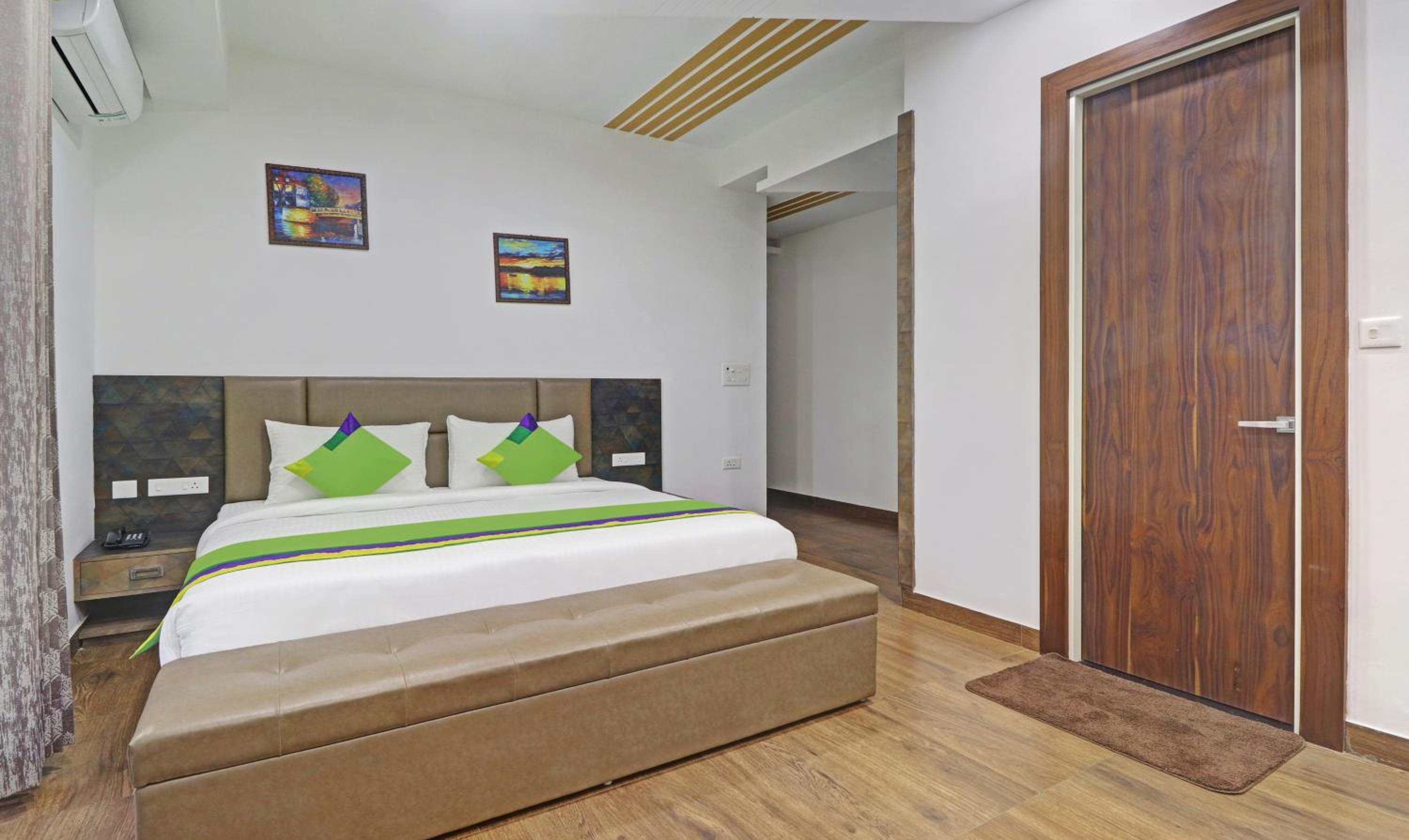 Superior Room with Balcony - Photo 5