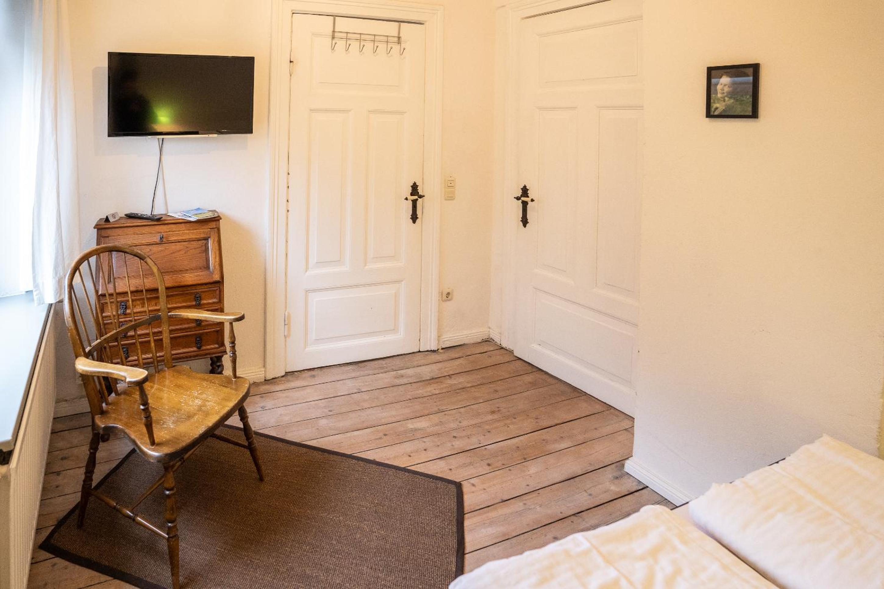 Standard Double Room thumbnail 5