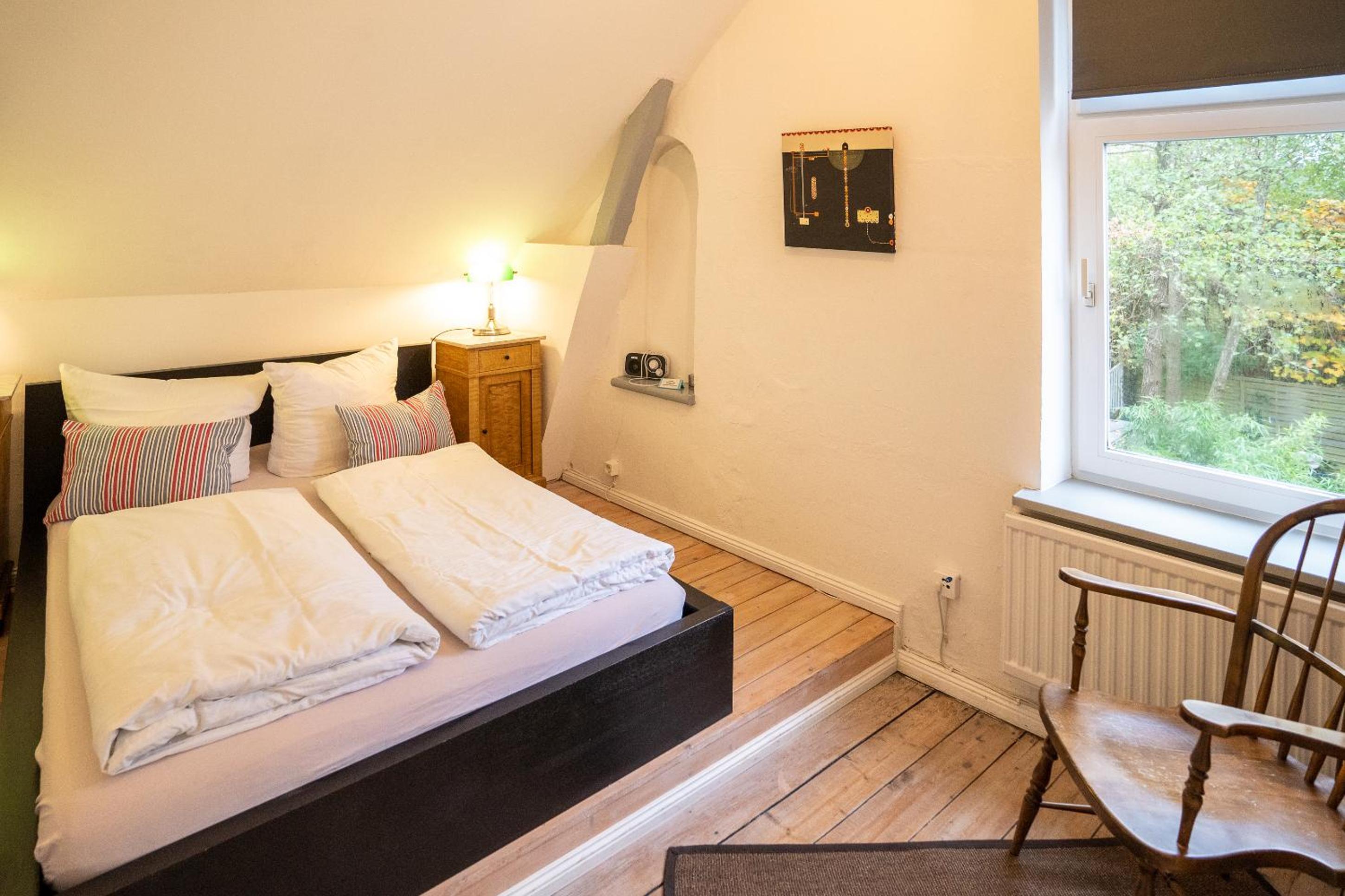 Standard Double Room thumbnail 5