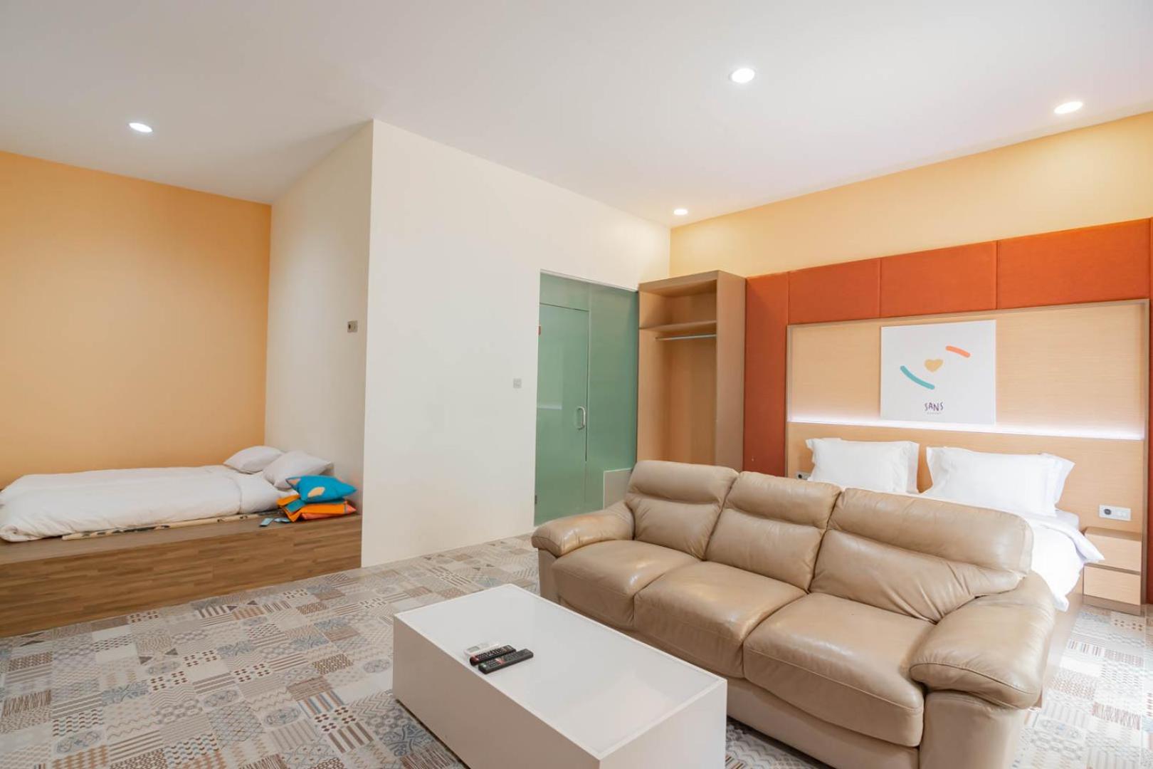Family Room - Photo 4