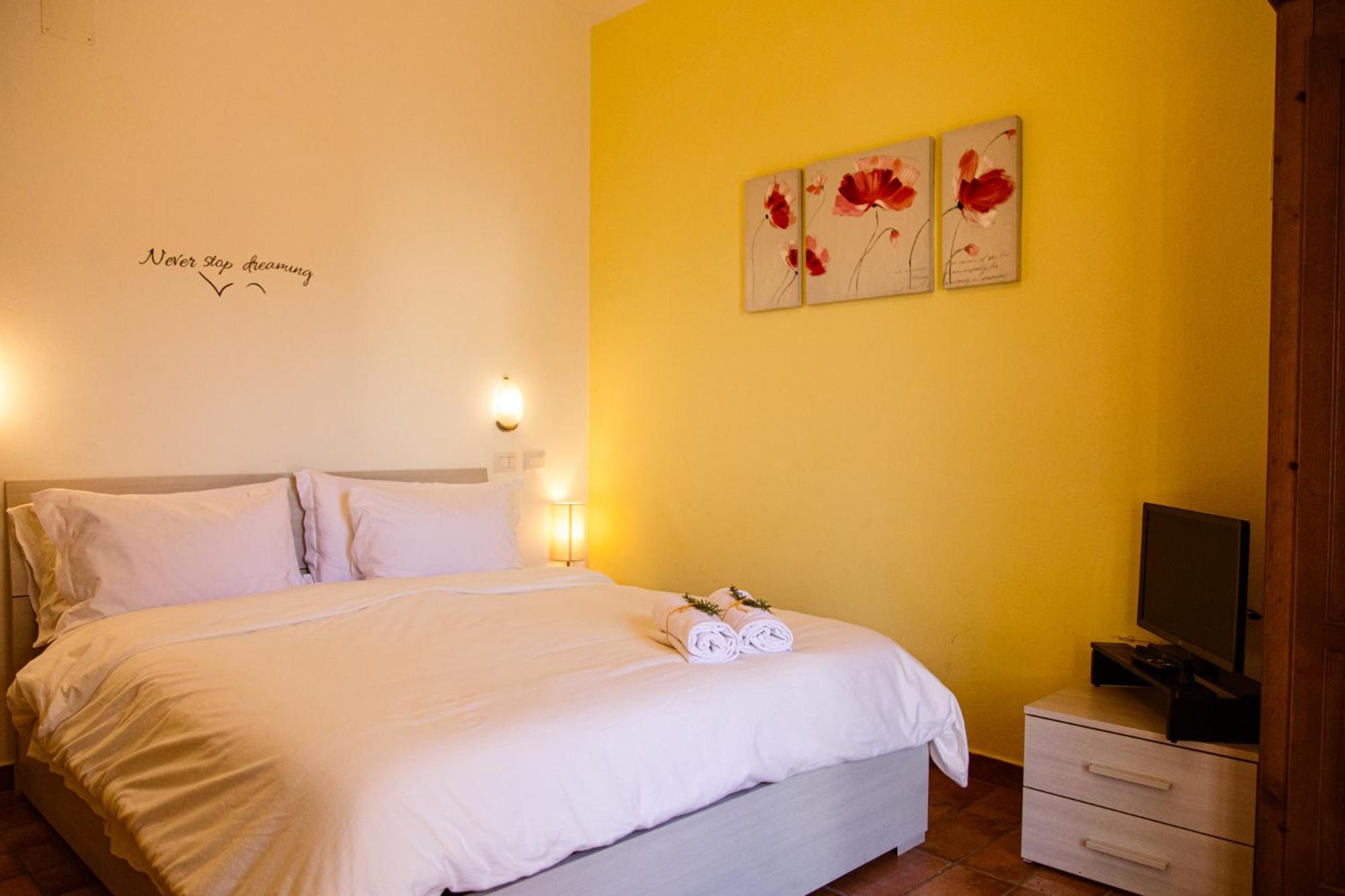 Deluxe Double Room (2 Adults + 1 Child) photo 1