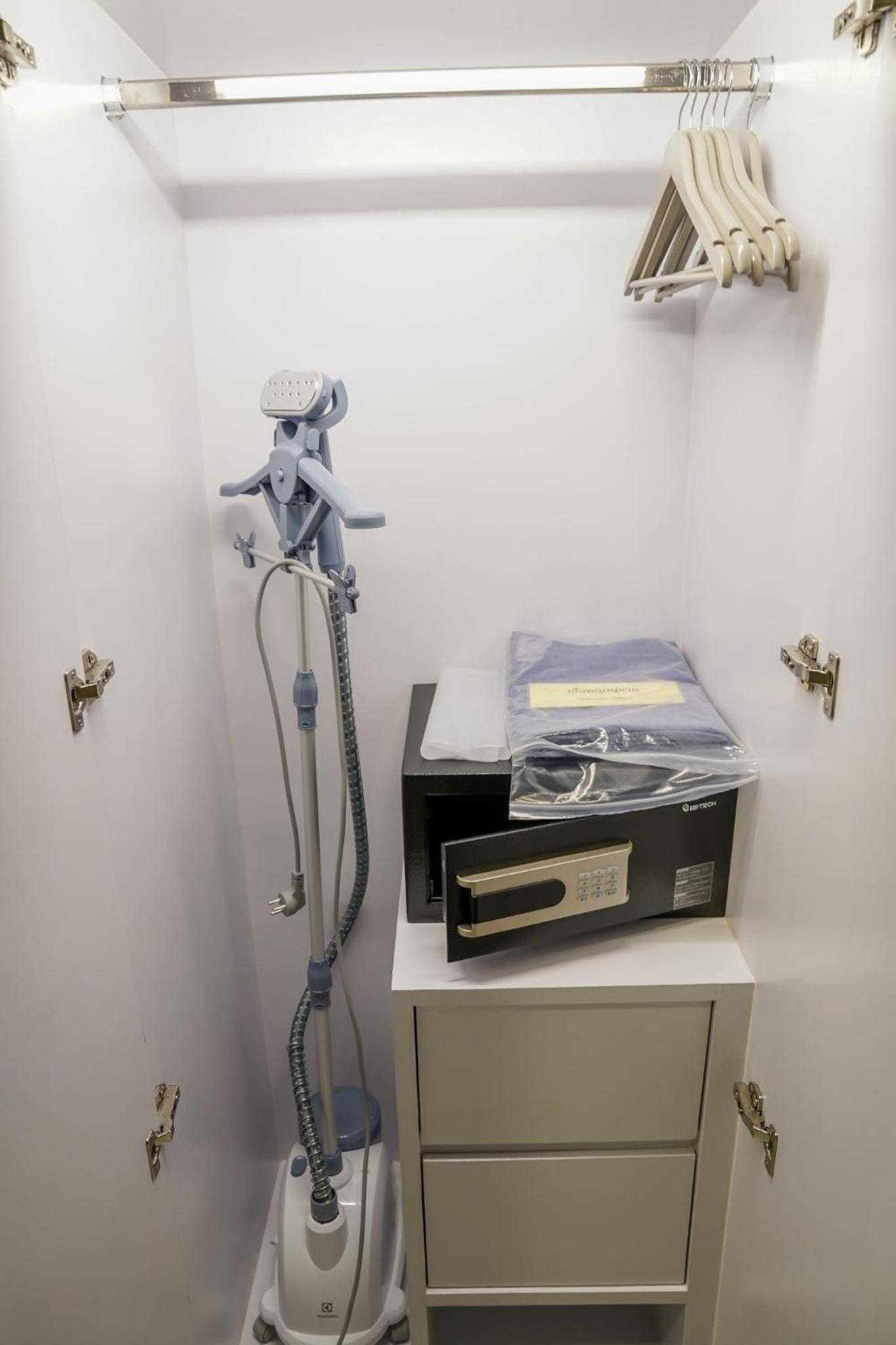Executive Suite - Photo 13
