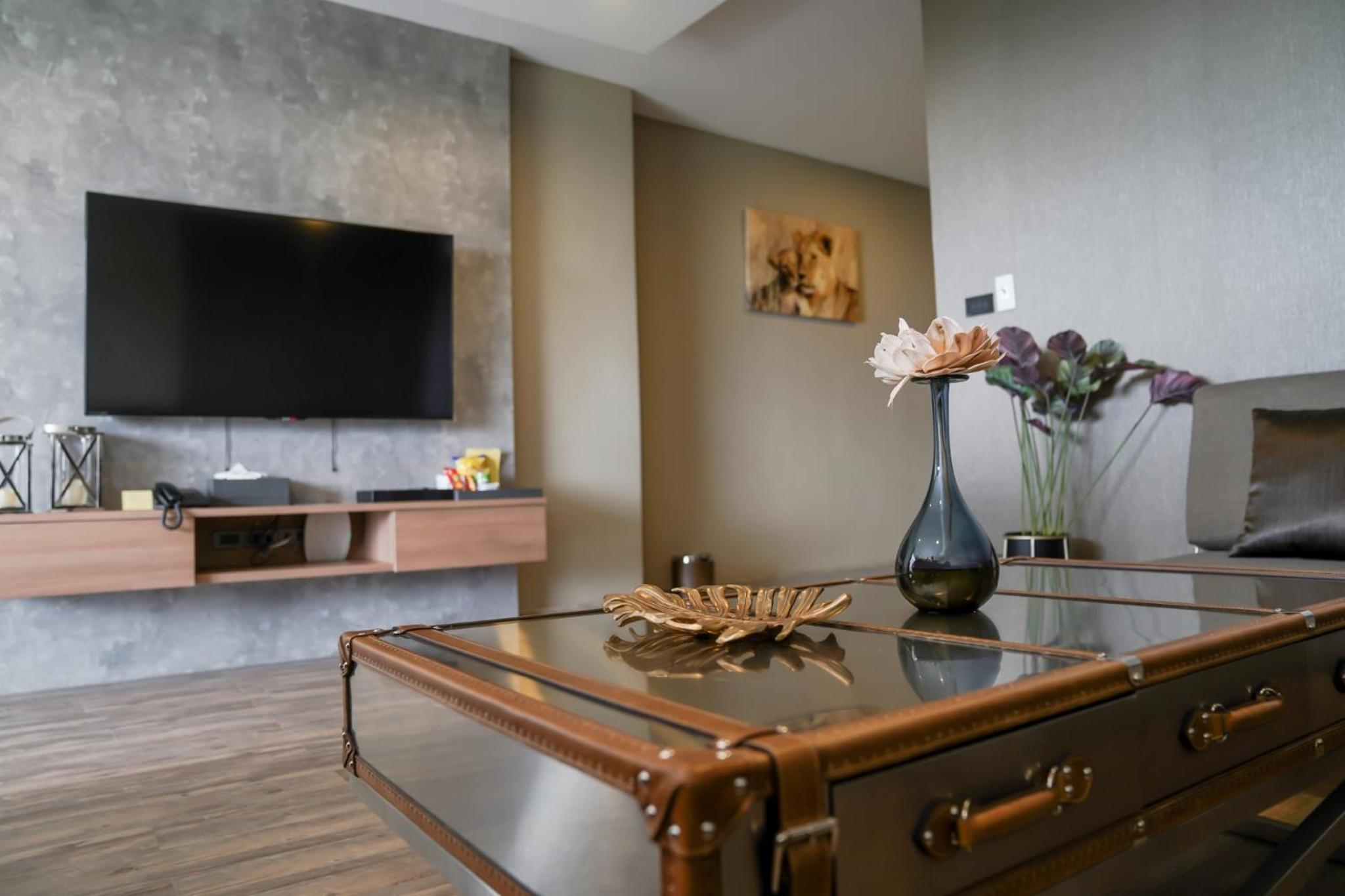 Executive Suite - Photo 14
