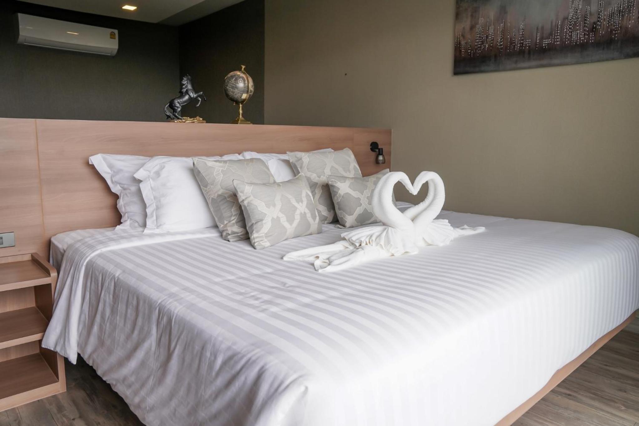 Executive Suite - Photo 15